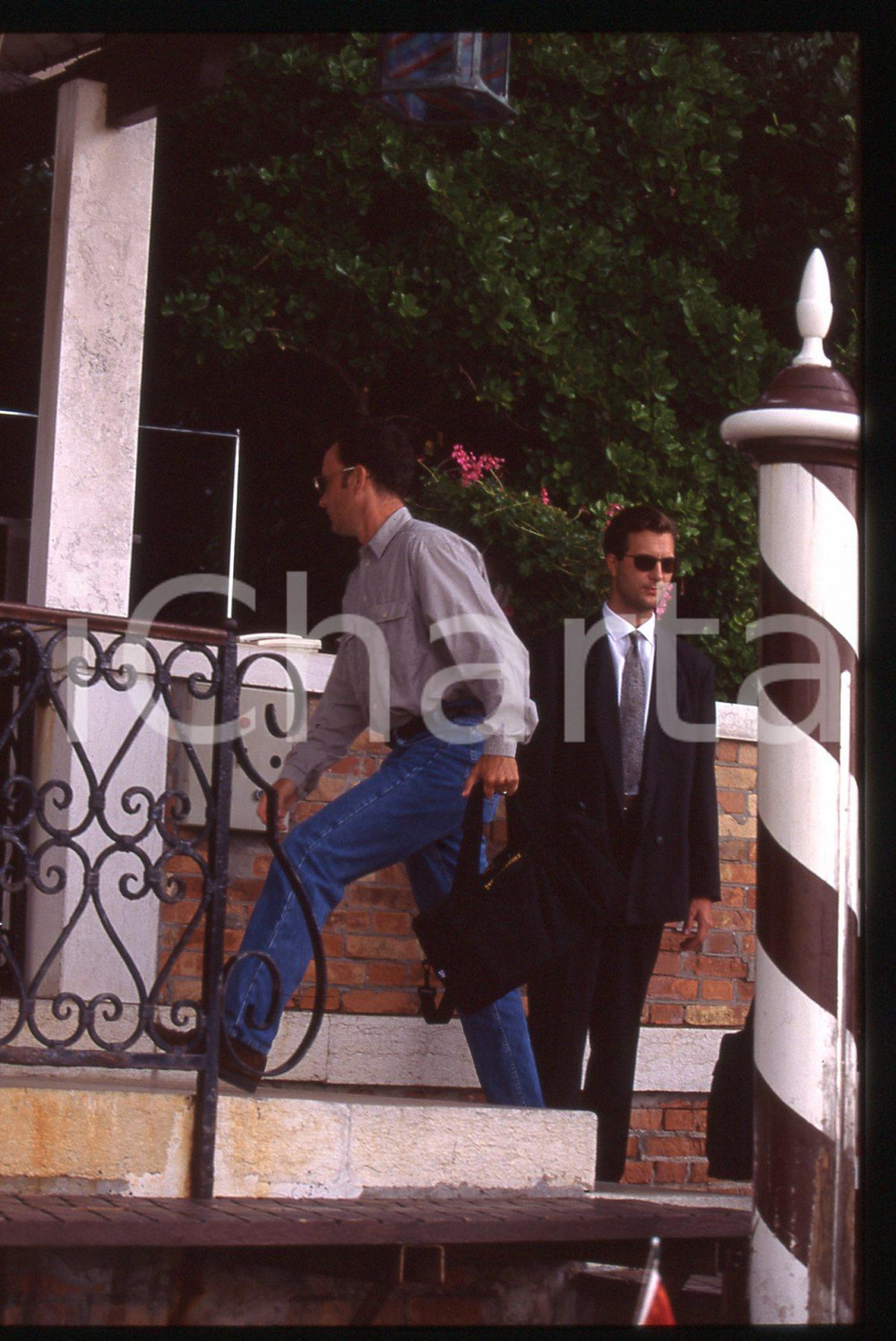 Tom HANKS - FESTIVAL CINEMA VENEZIA 1998 35 mm vintage slide 49 Diapositiva d'epoca, in formato 35 mm.CONDIZIONI: GOODE' severamente vietata la riproduzione. Tutti i diritti sono riservati.ICharta mette in vendita, sul negozio eBay e in esclusiva sul sito "icharta" il proprio archivio composto da numerose diapositive e negativi fotografici d'epoca, tutti originali e autentici, che attraversano la storia del costume italiano tra gli la fine degli anni Sessanta e Novanta.Si tratta di uno sguardo inedito sull'attualità, la politica, la vita quotidiana, il gossip e la cultura, che fotografa il cambiamento della nazione in quest'ultimo scorcio del XX secolo. Un'occasione unica per il mercato del collezionismo, che vede finalmente disponibile un archivio eccezionale per vastità, tematiche e condizioni, in un settore (il negativo fotografico e la diapositiva) di assoluta novità e dalle interessanti prospettive di investimento.  GOOD/buono   originale e autentica 1