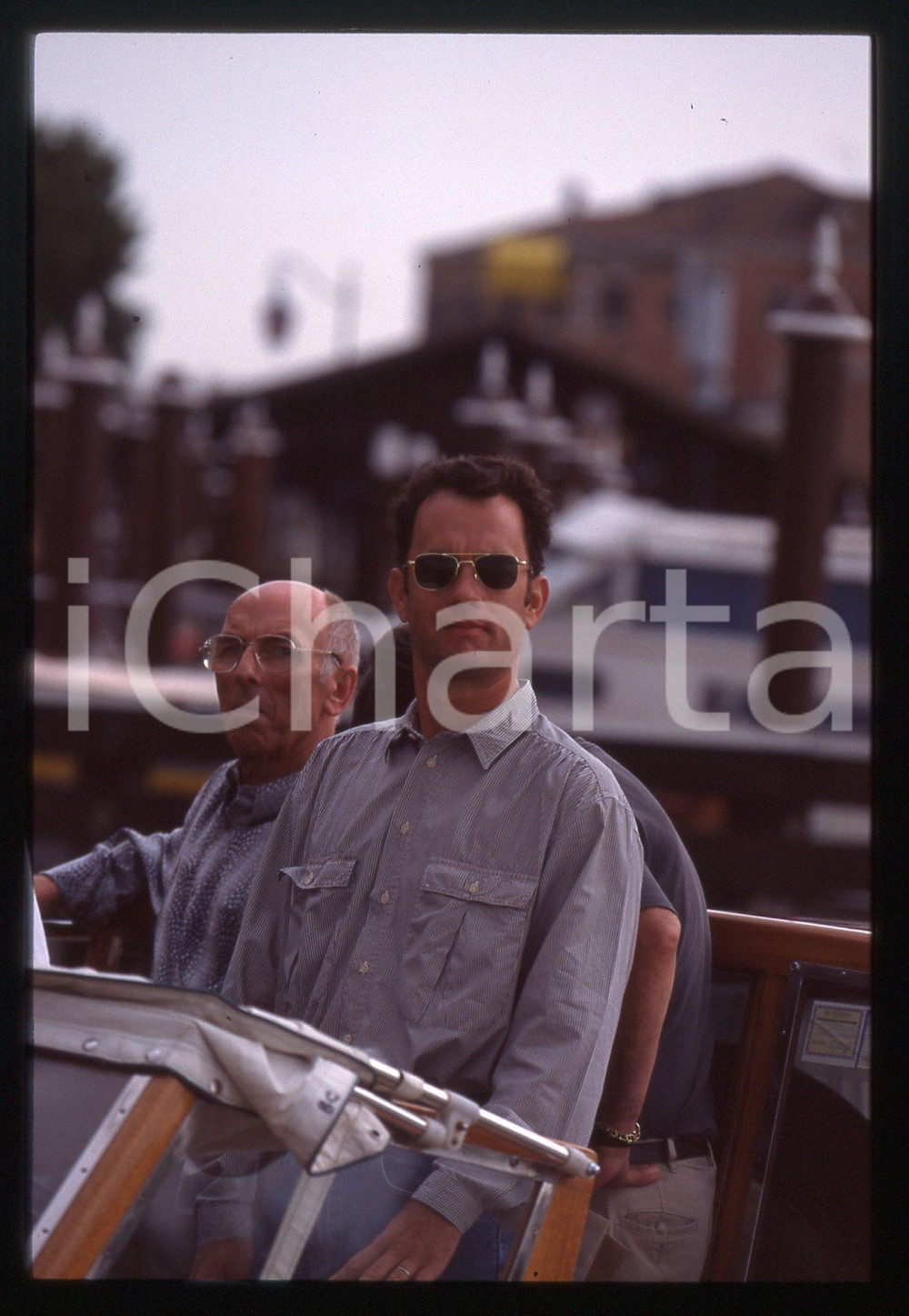 Tom HANKS - FESTIVAL CINEMA VENEZIA 1998 35 mm vintage slide 50 Diapositiva d'epoca, in formato 35 mm.CONDIZIONI: GOODE' severamente vietata la riproduzione. Tutti i diritti sono riservati.ICharta mette in vendita, sul negozio eBay e in esclusiva sul sito "icharta" il proprio archivio composto da numerose diapositive e negativi fotografici d'epoca, tutti originali e autentici, che attraversano la storia del costume italiano tra gli la fine degli anni Sessanta e Novanta.Si tratta di uno sguardo inedito sull'attualità, la politica, la vita quotidiana, il gossip e la cultura, che fotografa il cambiamento della nazione in quest'ultimo scorcio del XX secolo. Un'occasione unica per il mercato del collezionismo, che vede finalmente disponibile un archivio eccezionale per vastità, tematiche e condizioni, in un settore (il negativo fotografico e la diapositiva) di assoluta novità e dalle interessanti prospettive di investimento.  GOOD/buono   originale e autentica 1