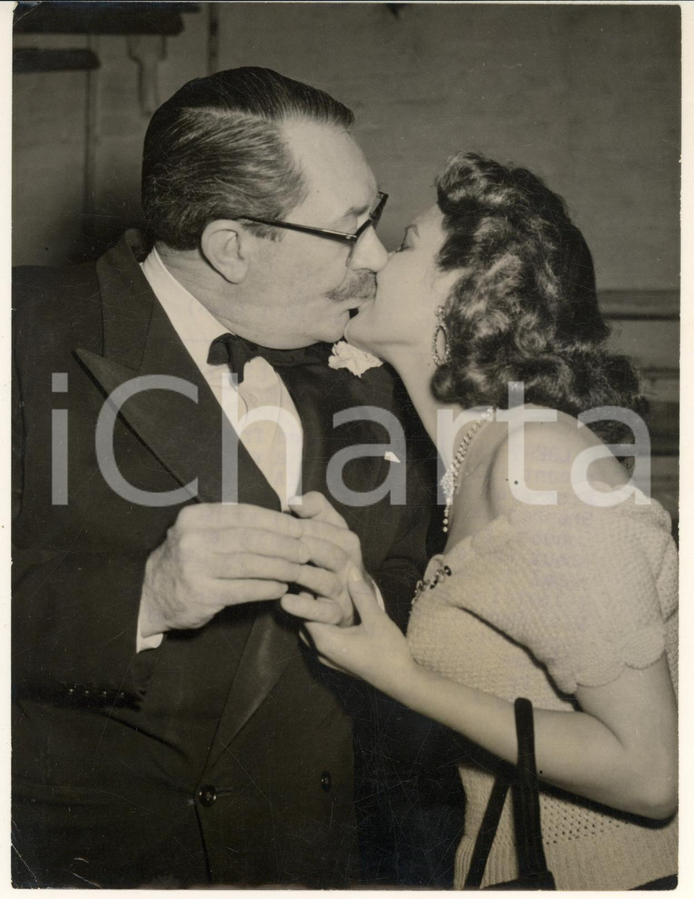 Fotografia d epoca originale 1954 LONDON Shepherd s Bush Empire Patricia MEDINA kissing Gilbert HARDING 1