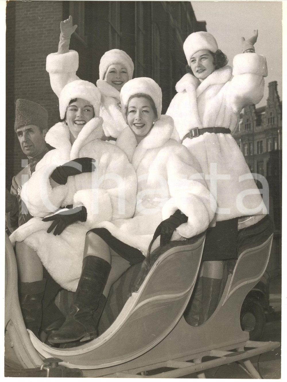1960 LONDON Royal Albert Hall - Nylon Trade Fair - Pamela AYRES Marie REITER Fotografia d'epoca con didascalia coeva.  CONDIZIONI: fair (lievi piegature marginale) FORMATO: 15x20 cm     originale e autentica 1