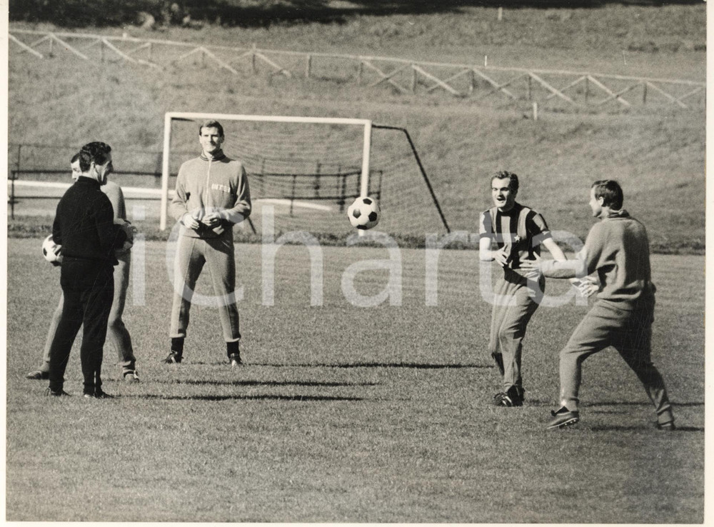 Fotografia d epoca originale 1967 APPIANO GENTILE Helenio HERRERA allena Giacinto FACCHETTI Sandro MAZZOLA 1