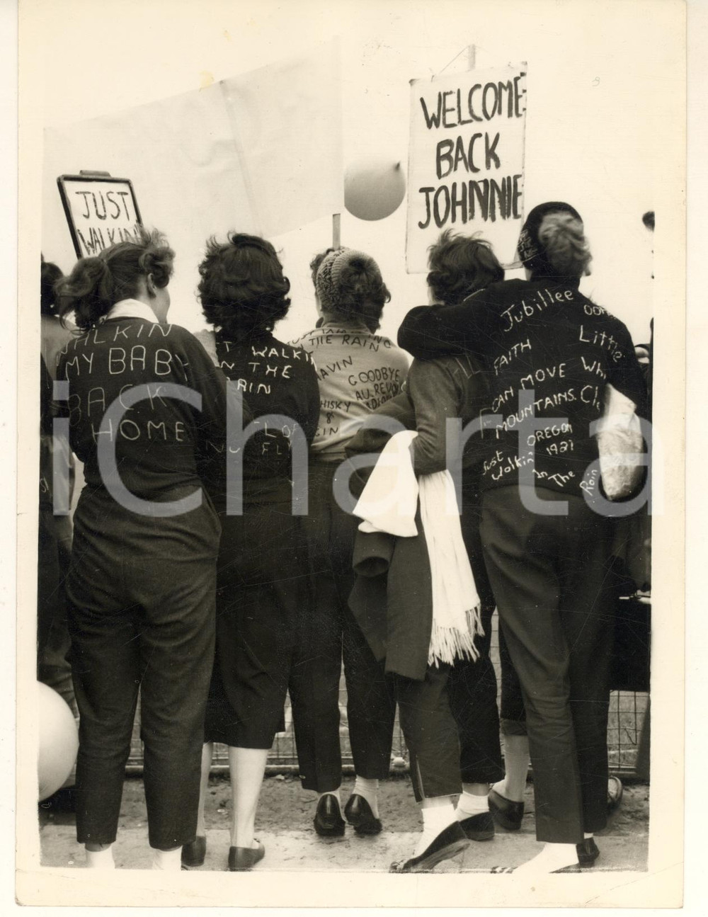Fotografia d epoca originale 1956 LONDON Johnnie RAY s fans awaiting his arrival at airport Photo 15x20 cm 1