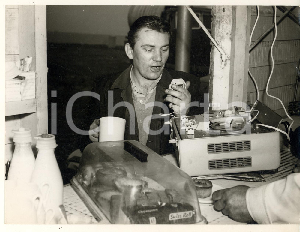 Fotografia d epoca originale 1960 MANCHESTER L. CLEMENTS recording roads condition at lorry drivers snack bar 1
