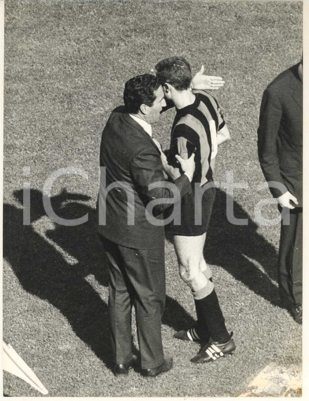1966 CALCIO INTER-JUVENTUS 3-1 Helenio HERRERA Sandro MAZZOLA *Foto 18x24 cm Fotografia d'epoca con didascalia coeva.  POOR/danneggiato piegatura e parte di pellicola mancante all'angolo inferiore destro Formato: 18x24 cm originale e autentica 1