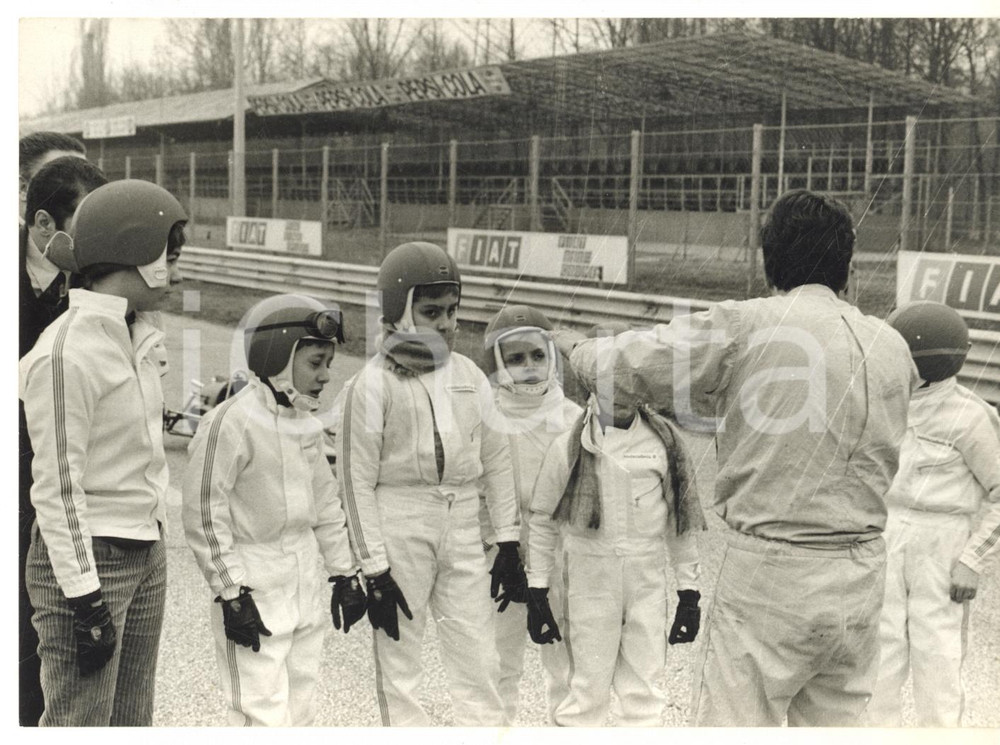 Fotografia d epoca originale 1968 AUTODROMO DI MONZA Paola VARALLI Pierpaolo ROCCARO prima della gara Foto 1