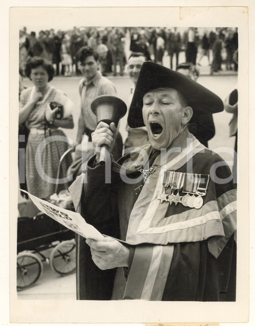 Fotografia d epoca originale 1954 HASTINGS Championship of town criers  Ben JOHNSON the winner Photo 15x20 1