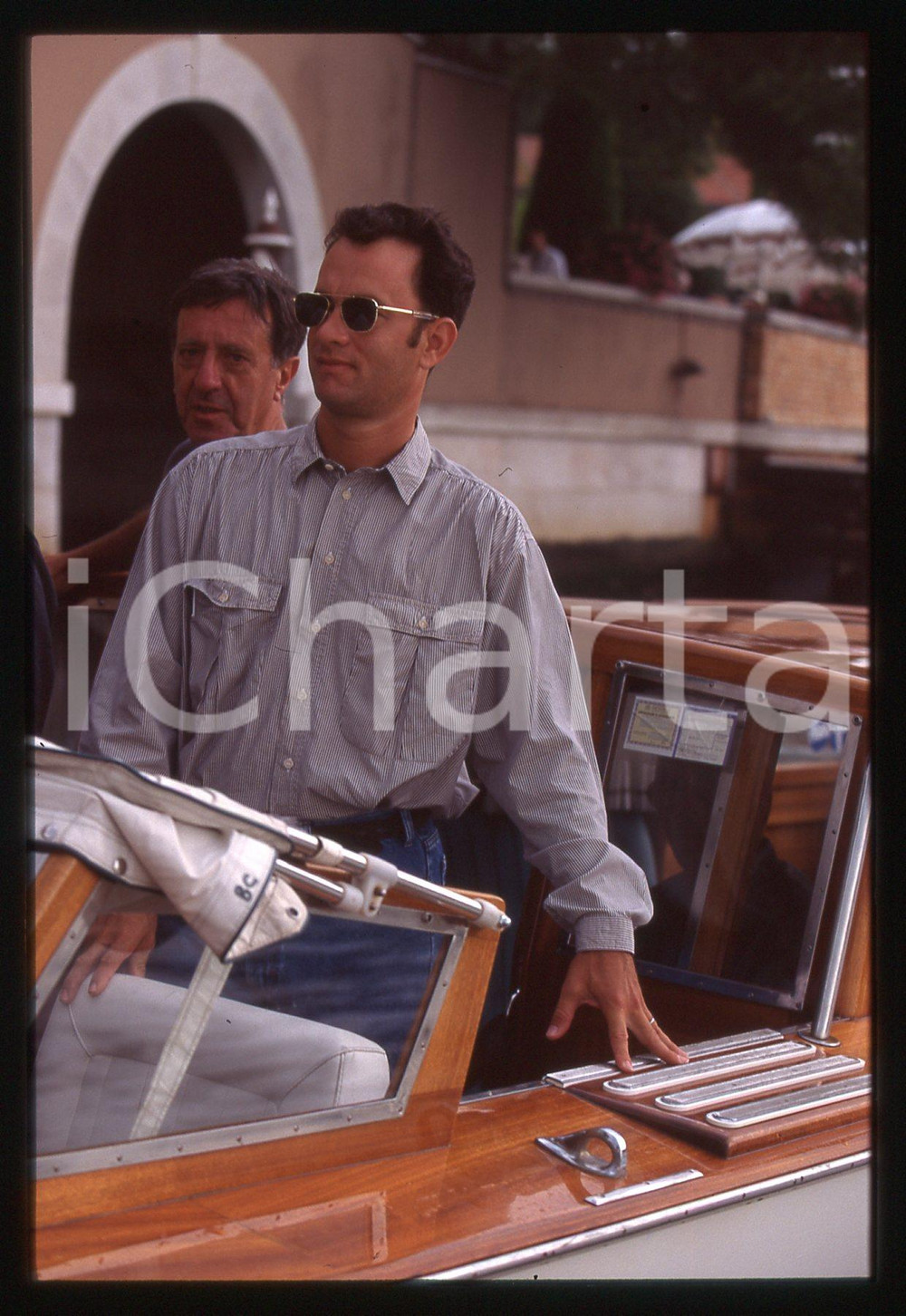 Tom HANKS - FESTIVAL CINEMA VENEZIA 1998 35 mm vintage slide 54 Diapositiva d'epoca, in formato 35 mm.CONDIZIONI: GOODE' severamente vietata la riproduzione. Tutti i diritti sono riservati.ICharta mette in vendita, sul negozio eBay e in esclusiva sul sito "icharta" il proprio archivio composto da numerose diapositive e negativi fotografici d'epoca, tutti originali e autentici, che attraversano la storia del costume italiano tra gli la fine degli anni Sessanta e Novanta.Si tratta di uno sguardo inedito sull'attualità, la politica, la vita quotidiana, il gossip e la cultura, che fotografa il cambiamento della nazione in quest'ultimo scorcio del XX secolo. Un'occasione unica per il mercato del collezionismo, che vede finalmente disponibile un archivio eccezionale per vastità, tematiche e condizioni, in un settore (il negativo fotografico e la diapositiva) di assoluta novità e dalle interessanti prospettive di investimento.  GOOD/buono   originale e autentica 1