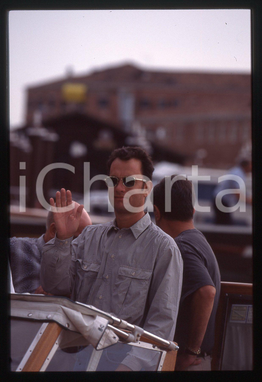 Tom HANKS - FESTIVAL CINEMA VENEZIA 1998 35 mm vintage slide 53 Diapositiva d'epoca, in formato 35 mm.CONDIZIONI: GOODE' severamente vietata la riproduzione. Tutti i diritti sono riservati.ICharta mette in vendita, sul negozio eBay e in esclusiva sul sito "icharta" il proprio archivio composto da numerose diapositive e negativi fotografici d'epoca, tutti originali e autentici, che attraversano la storia del costume italiano tra gli la fine degli anni Sessanta e Novanta.Si tratta di uno sguardo inedito sull'attualità, la politica, la vita quotidiana, il gossip e la cultura, che fotografa il cambiamento della nazione in quest'ultimo scorcio del XX secolo. Un'occasione unica per il mercato del collezionismo, che vede finalmente disponibile un archivio eccezionale per vastità, tematiche e condizioni, in un settore (il negativo fotografico e la diapositiva) di assoluta novità e dalle interessanti prospettive di investimento.  GOOD/buono   originale e autentica 1