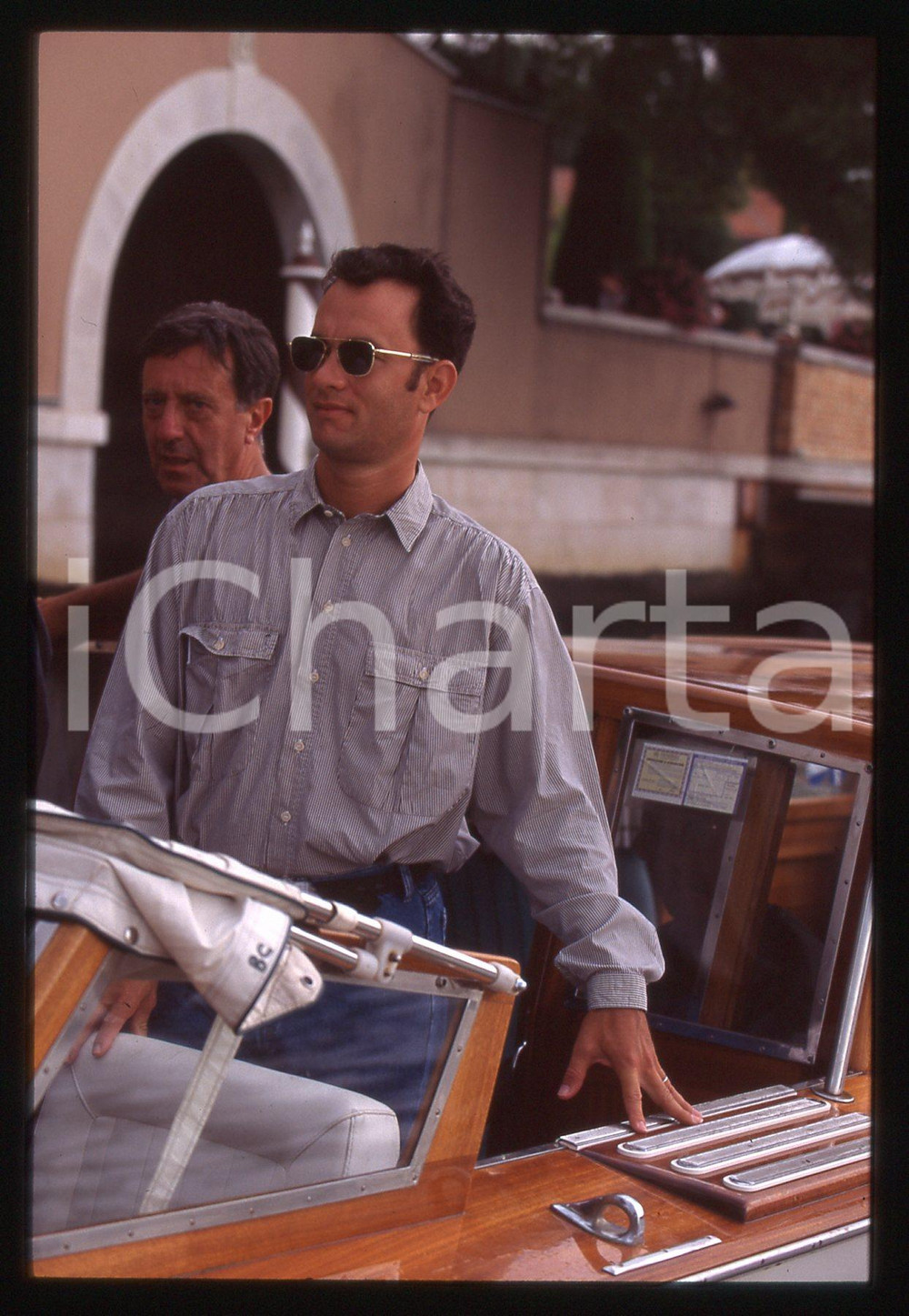 Tom HANKS - FESTIVAL CINEMA VENEZIA 1998 35 mm vintage slide 55 Diapositiva d'epoca, in formato 35 mm.CONDIZIONI: GOODE' severamente vietata la riproduzione. Tutti i diritti sono riservati.ICharta mette in vendita, sul negozio eBay e in esclusiva sul sito "icharta" il proprio archivio composto da numerose diapositive e negativi fotografici d'epoca, tutti originali e autentici, che attraversano la storia del costume italiano tra gli la fine degli anni Sessanta e Novanta.Si tratta di uno sguardo inedito sull'attualità, la politica, la vita quotidiana, il gossip e la cultura, che fotografa il cambiamento della nazione in quest'ultimo scorcio del XX secolo. Un'occasione unica per il mercato del collezionismo, che vede finalmente disponibile un archivio eccezionale per vastità, tematiche e condizioni, in un settore (il negativo fotografico e la diapositiva) di assoluta novità e dalle interessanti prospettive di investimento.  GOOD/buono   originale e autentica 1