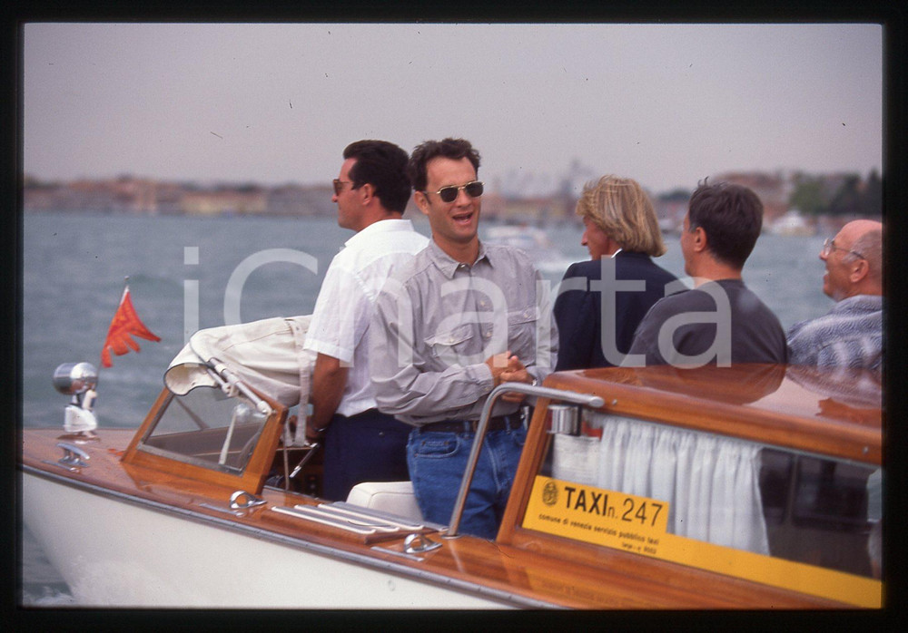 Tom HANKS - FESTIVAL CINEMA VENEZIA 1998 35 mm vintage slide 57 Diapositiva d'epoca, in formato 35 mm.CONDIZIONI: GOODE' severamente vietata la riproduzione. Tutti i diritti sono riservati.ICharta mette in vendita, sul negozio eBay e in esclusiva sul sito "icharta" il proprio archivio composto da numerose diapositive e negativi fotografici d'epoca, tutti originali e autentici, che attraversano la storia del costume italiano tra gli la fine degli anni Sessanta e Novanta.Si tratta di uno sguardo inedito sull'attualità, la politica, la vita quotidiana, il gossip e la cultura, che fotografa il cambiamento della nazione in quest'ultimo scorcio del XX secolo. Un'occasione unica per il mercato del collezionismo, che vede finalmente disponibile un archivio eccezionale per vastità, tematiche e condizioni, in un settore (il negativo fotografico e la diapositiva) di assoluta novità e dalle interessanti prospettive di investimento.  GOOD/buono   originale e autentica 1