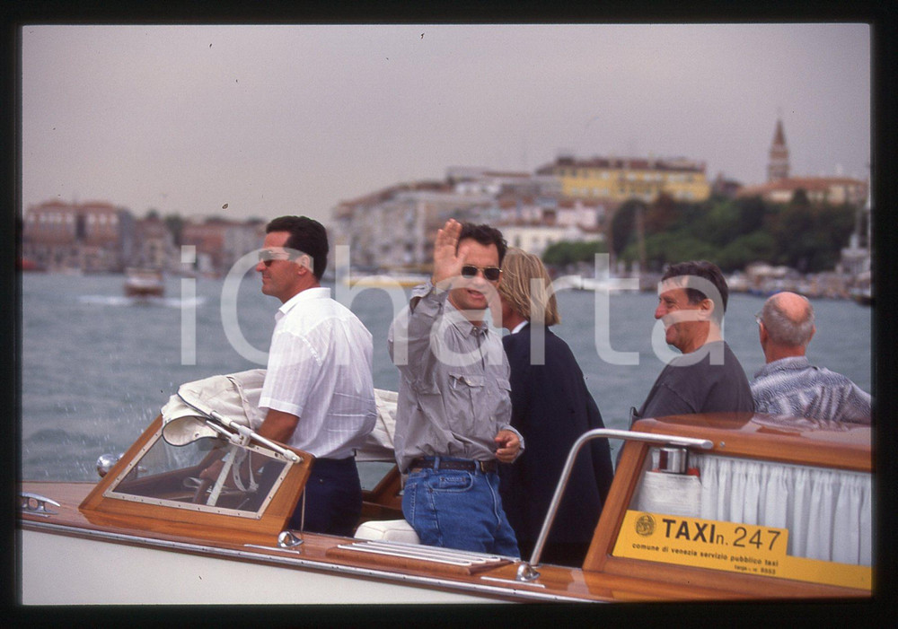 Tom HANKS - FESTIVAL CINEMA VENEZIA 1998 35 mm vintage slide 60 Diapositiva d'epoca, in formato 35 mm.CONDIZIONI: GOODE' severamente vietata la riproduzione. Tutti i diritti sono riservati.ICharta mette in vendita, sul negozio eBay e in esclusiva sul sito "icharta" il proprio archivio composto da numerose diapositive e negativi fotografici d'epoca, tutti originali e autentici, che attraversano la storia del costume italiano tra gli la fine degli anni Sessanta e Novanta.Si tratta di uno sguardo inedito sull'attualità, la politica, la vita quotidiana, il gossip e la cultura, che fotografa il cambiamento della nazione in quest'ultimo scorcio del XX secolo. Un'occasione unica per il mercato del collezionismo, che vede finalmente disponibile un archivio eccezionale per vastità, tematiche e condizioni, in un settore (il negativo fotografico e la diapositiva) di assoluta novità e dalle interessanti prospettive di investimento.  GOOD/buono   originale e autentica 1