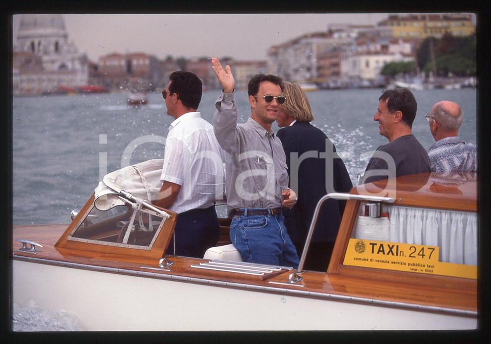 Tom HANKS - FESTIVAL CINEMA VENEZIA 1998 35 mm vintage slide 59 Diapositiva d'epoca, in formato 35 mm.CONDIZIONI: GOODE' severamente vietata la riproduzione. Tutti i diritti sono riservati.Nella diapositiva ICharta mette in vendita, sul negozio eBay e in esclusiva sul sito "icharta" il proprio archivio composto da numerose diapositive e negativi fotografici d'epoca, tutti originali e autentici, che attraversano la storia del costume italiano tra gli la fine degli anni Sessanta e Novanta.Si tratta di uno sguardo inedito sull'attualit&agrave;, la politica, la vita quotidiana, il gossip e la cultura, che fotografa il cambiamento della nazione in quest'ultimo scorcio del XX secolo. Un'occasione unica per il mercato del collezionismo, che vede finalmente disponibile un archivio eccezionale per vastit&agrave;, tematiche e condizioni, in un settore (il negativo fotografico e la diapositiva) di assoluta novit&agrave; e dalle interessanti prospettive di investimento.  GOOD/buono   originale e autentica 1