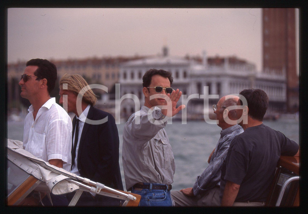 Tom HANKS - FESTIVAL CINEMA VENEZIA 1998 35 mm vintage slide 63 Diapositiva d'epoca, in formato 35 mm.CONDIZIONI: GOODE' severamente vietata la riproduzione. Tutti i diritti sono riservati.ICharta mette in vendita, sul negozio eBay e in esclusiva sul sito "icharta" il proprio archivio composto da numerose diapositive e negativi fotografici d'epoca, tutti originali e autentici, che attraversano la storia del costume italiano tra gli la fine degli anni Sessanta e Novanta.Si tratta di uno sguardo inedito sull'attualità, la politica, la vita quotidiana, il gossip e la cultura, che fotografa il cambiamento della nazione in quest'ultimo scorcio del XX secolo. Un'occasione unica per il mercato del collezionismo, che vede finalmente disponibile un archivio eccezionale per vastità, tematiche e condizioni, in un settore (il negativo fotografico e la diapositiva) di assoluta novità e dalle interessanti prospettive di investimento.  GOOD/buono   originale e autentica 1