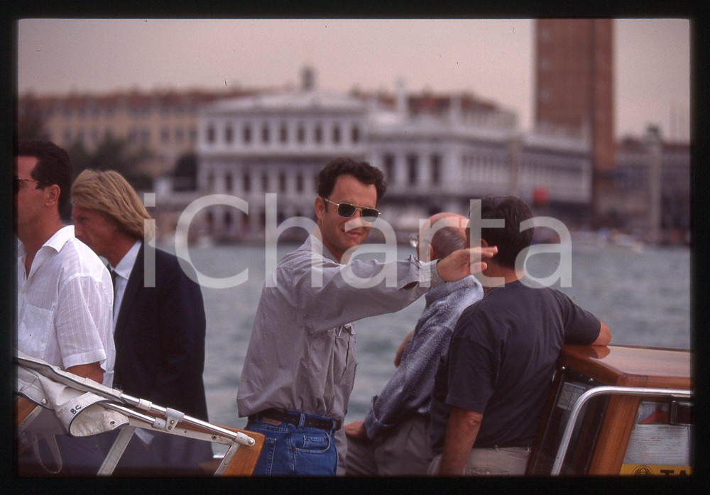 Tom HANKS - FESTIVAL CINEMA VENEZIA 1998 35 mm vintage slide 65 Diapositiva d'epoca, in formato 35 mm.CONDIZIONI: GOODE' severamente vietata la riproduzione. Tutti i diritti sono riservati. ICharta mette in vendita, sul negozio eBay e in esclusiva sul sito "icharta" il proprio archivio composto da numerose diapositive e negativi fotografici d'epoca, tutti originali e autentici, che attraversano la storia del costume italiano tra gli la fine degli anni Sessanta e Novanta.Si tratta di uno sguardo inedito sull'attualità, la politica, la vita quotidiana, il gossip e la cultura, che fotografa il cambiamento della nazione in quest'ultimo scorcio del XX secolo. Un'occasione unica per il mercato del collezionismo, che vede finalmente disponibile un archivio eccezionale per vastità, tematiche e condizioni, in un settore (il negativo fotografico e la diapositiva) di assoluta novità e dalle interessanti prospettive di investimento.  GOOD/buono   originale e autentica 1