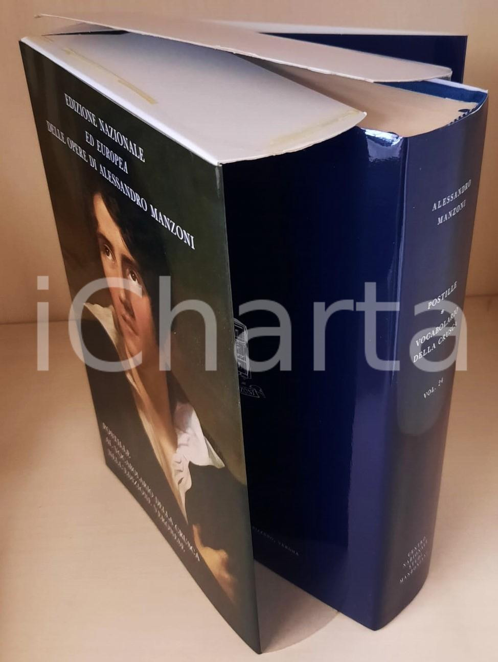 2005 Alessandro MANZONI Postille - Vocabolario della Crusca - Vol. 24 (2) Edizione Nazionale ed Europea delle opere di Alessandro Manzoni. Legatura in tela blu, logo "Casa del Manzoni" in oro al centro del piatto, sovraccoperta illustrata, cofanetto in cartoncino.Composizione dei testi nella versione VAL del carattere Baskerville, realizzato nella Stamperia Valdonega ad Arbizzano di Verona.PAGINE: 616EDITORE: Centro Nazionale Studi Manzoniani - Milano GOOD/buono volume intonso, ma il cofanetto è danneggiato (lembi scollati) Formato: 22x14 cm originale e autentica 1