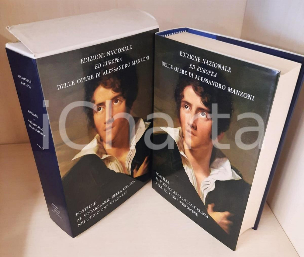 2005 Alessandro MANZONI Postille - Vocabolario della Crusca - Vol. 24 (5) Edizione Nazionale ed Europea delle opere di Alessandro Manzoni. Legatura in tela blu, logo "Casa del Manzoni" in oro al centro del piatto, sovraccoperta illustrata, cofanetto in cartoncino.Composizione dei testi nella versione VAL del carattere Baskerville, realizzato nella Stamperia Valdonega ad Arbizzano di Verona.PAGINE: 616EDITORE: Centro Nazionale Studi Manzoniani - Milano GOOD/buono volume intonso, ma il cofanetto è danneggiato (lembi scollati) Formato: 22x14 cm originale e autentica 1