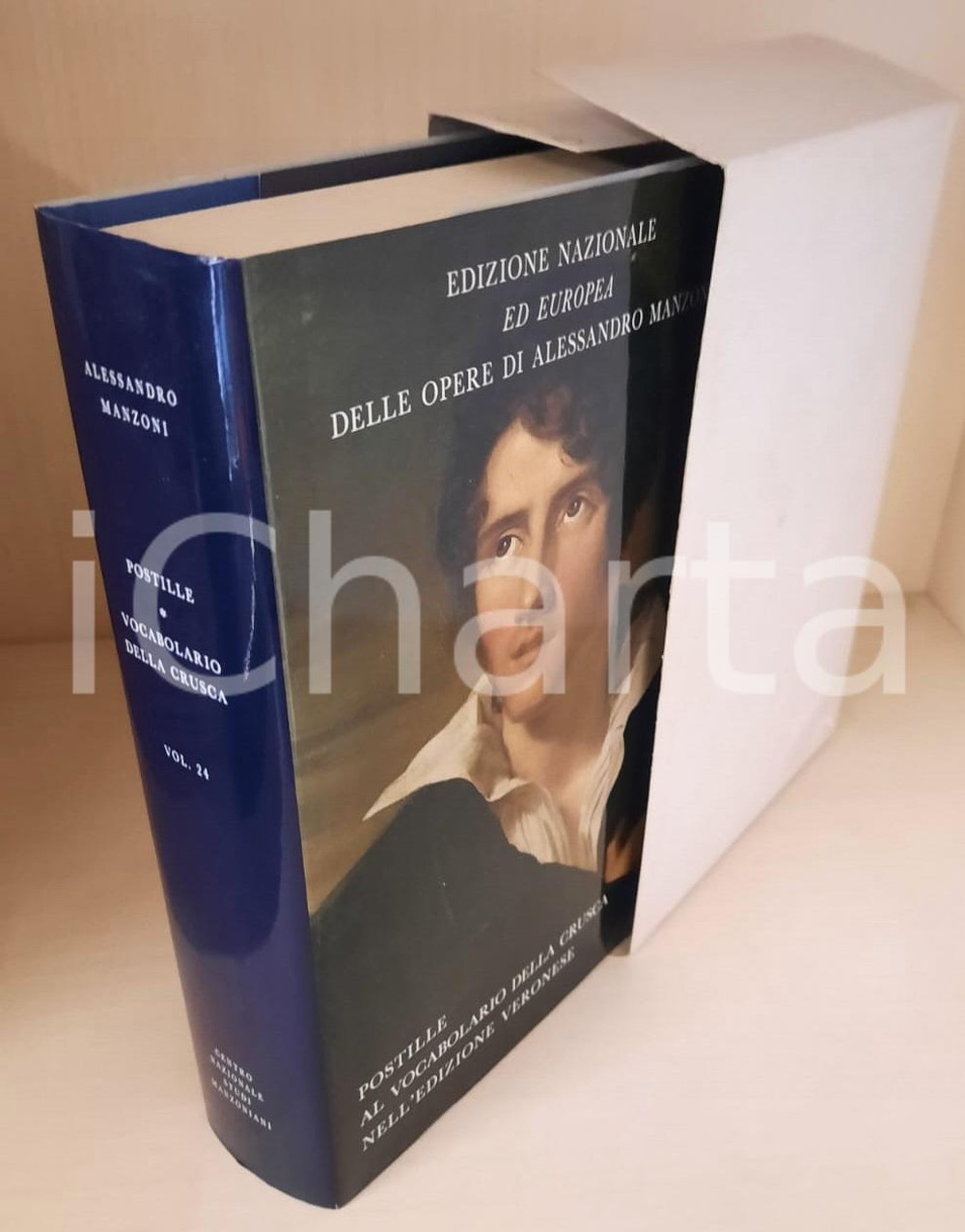 2005 Alessandro MANZONI Postille - Vocabolario della Crusca - Vol. 24 (6) Edizione Nazionale ed Europea delle opere di Alessandro Manzoni. Legatura in tela blu, logo "Casa del Manzoni" in oro al centro del piatto, sovraccoperta illustrata, cofanetto in cartoncino.Composizione dei testi nella versione VAL del carattere Baskerville, realizzato nella Stamperia Valdonega ad Arbizzano di Verona.PAGINE: 616EDITORE: Centro Nazionale Studi Manzoniani - Milano GOOD/buono volume intonso, ma il cofanetto è danneggiato (lembi scollati), con piccola abrasione Formato: 22x14 cm originale e autentica 1