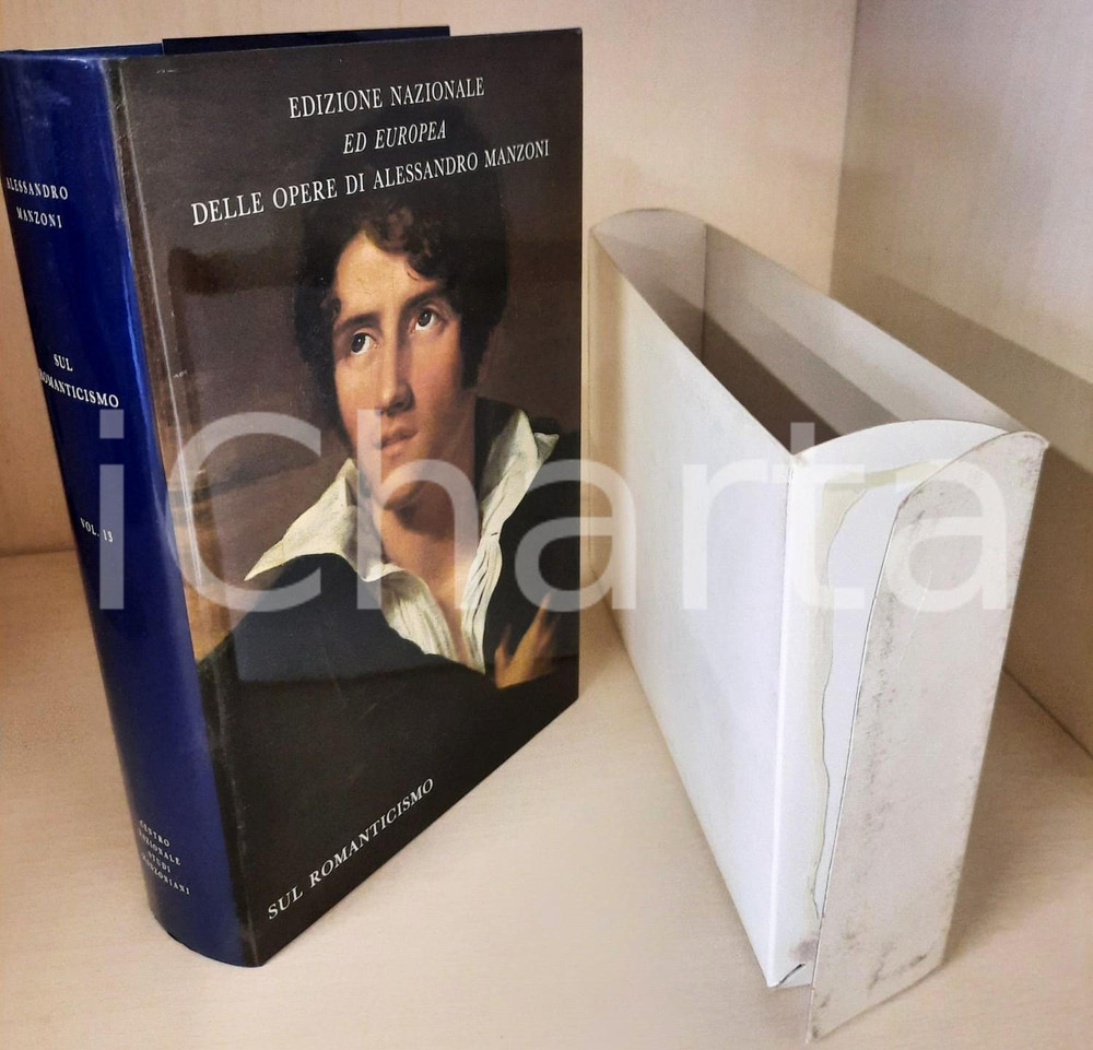 2008 Alessandro MANZONI Sul Romanticismo - Vol. 13 (5) Edizione Nazionale Edizione Nazionale ed Europea delle opere di Alessandro Manzoni. Legatura in tela blu, logo "Casa del Manzoni" in oro al centro del piatto, sovraccoperta illustrata, cofanetto in cartoncino.Composizione dei testi nella versione VAL del carattere Baskerville, realizzato nella Stamperia Valdonega ad Arbizzano di Verona.PAGINE: 484EDITORE: Centro Nazionale Studi Manzoniani - Milano POOR/danneggiato volume intonso, ma cofanetto parzialmente scollato, con piccole macchie e abrasione Formato: 22x14 cm originale e autentica 1