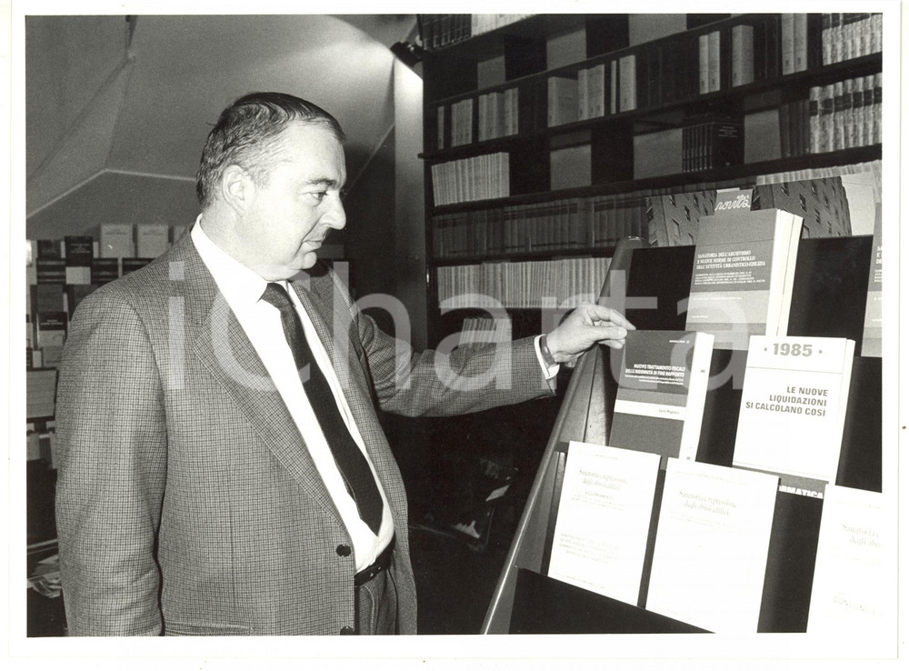 1985 MILANO Casa editrice IPSOA - Ritratto del direttore Pietro ANGELI (2) *Foto Fotografia di agenzia. CONDIZIONI: GFORMATO: 24x18 cm    originale e autentica 1