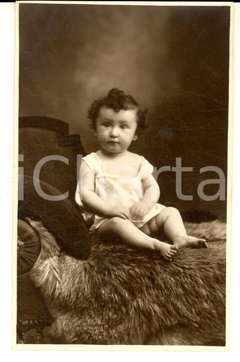 Fotografia d epoca originale 1926 MILANO Ritratto di bambina su pellicciotto Foto cartolina GANDINI 1