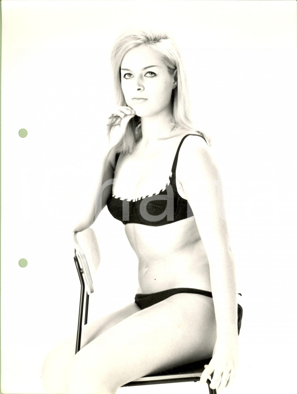 Fotografia d epoca originale 1960 ca MILANO Modella bikini nero in posa su sedia Foto LUXARDO MODA VINTAGE 1