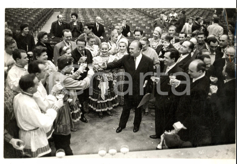 Fotografia d epoca originale 1955 ca PARIS Sergej VINOGRADOV ambasciatore URSS e attori balletto Foto 27x20 1