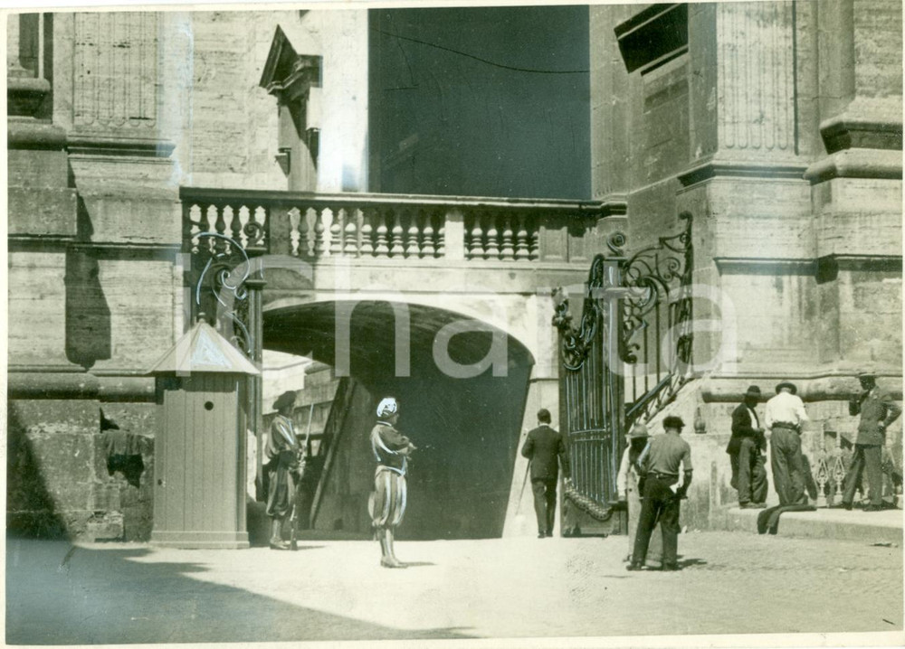 Fotografia d epoca originale 1930 CITTA  DEL VATICANO Operai installano cancello ingresso ARCO DELLE CAMPANE 1