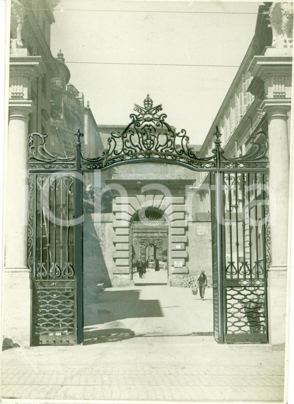 Fotografia d epoca originale 1930 CITTA  DEL VATICANO Nuova cancellata all ingresso di SANT ANNA Fotografia 1