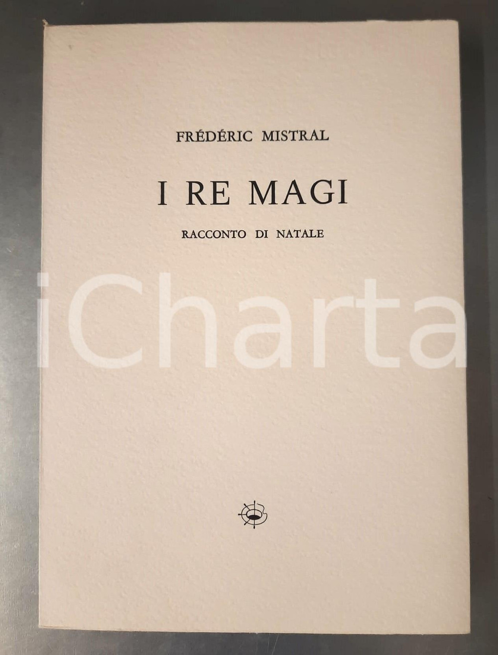 1997 Frédéric MISTRAL I Re Magi *Incisioni Teresita TERRENO - Ed. LIBOÀ (1) Pregevole volume stampato presso la calcografia "Al Pozzo" di Dogliani Castello da Antonio Libo&agrave; (edizioni con le incisioni impresse con torchio calcografico a stella e con i testi composti in linotype da Antonio Libo&agrave;). Copertina flessibile.Sono presenti 3 incisioni di Teresita Terreno.Custodia in cartoncino rigido.Tiratura limitata in 100 esemplari numerati (87/100).PAGINE: 29EDITORE: Libo&agrave; GOOD/buono  Formato: 22x32 cm originale e autentica 1
