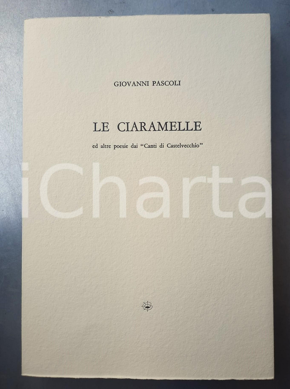 2002 Giovanni PASCOLI Le ciaramelle *Incisioni Teresita TERRENO - Ed. LIBOÀ 2 Pregevole volume stampato presso la calcografia "Al Pozzo" di Dogliani Castello da Antonio Liboà (edizioni con le incisioni impresse con torchio calcografico a stella e con i testi composti in linotype da Antonio Liboà). Copertina flessibile.Sono presenti 3 incisioni di Teresita Terreno.Custodia in cartoncino rigido.Tiratura limitata in 100 esemplari numerati (84/100).PAGINE: 31EDITORE: Liboà GOOD/buono  Formato: 22x32 cm originale e autentica 1