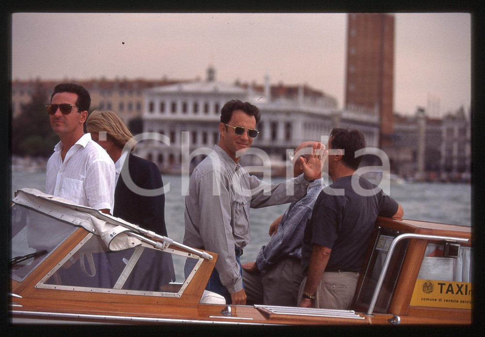 Tom HANKS - FESTIVAL CINEMA VENEZIA 1998 35 mm vintage slide 66 Diapositiva d'epoca, in formato 35 mm.CONDIZIONI: GOODE' severamente vietata la riproduzione. Tutti i diritti sono riservati. ICharta mette in vendita, sul negozio eBay e in esclusiva sul sito "icharta" il proprio archivio composto da numerose diapositive e negativi fotografici d'epoca, tutti originali e autentici, che attraversano la storia del costume italiano tra gli la fine degli anni Sessanta e Novanta.Si tratta di uno sguardo inedito sull'attualità, la politica, la vita quotidiana, il gossip e la cultura, che fotografa il cambiamento della nazione in quest'ultimo scorcio del XX secolo. Un'occasione unica per il mercato del collezionismo, che vede finalmente disponibile un archivio eccezionale per vastità, tematiche e condizioni, in un settore (il negativo fotografico e la diapositiva) di assoluta novità e dalle interessanti prospettive di investimento.  GOOD/buono   originale e autentica 1