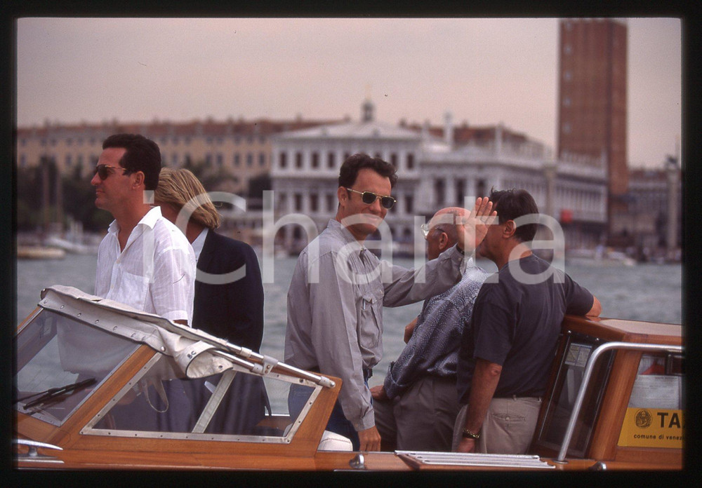 Tom HANKS - FESTIVAL CINEMA VENEZIA 1998 35 mm vintage slide 67 Diapositiva d'epoca, in formato 35 mm.CONDIZIONI: GOODE' severamente vietata la riproduzione. Tutti i diritti sono riservati.ICharta mette in vendita, sul negozio eBay e in esclusiva sul sito "icharta" il proprio archivio composto da numerose diapositive e negativi fotografici d'epoca, tutti originali e autentici, che attraversano la storia del costume italiano tra gli la fine degli anni Sessanta e Novanta.Si tratta di uno sguardo inedito sull'attualità, la politica, la vita quotidiana, il gossip e la cultura, che fotografa il cambiamento della nazione in quest'ultimo scorcio del XX secolo. Un'occasione unica per il mercato del collezionismo, che vede finalmente disponibile un archivio eccezionale per vastità, tematiche e condizioni, in un settore (il negativo fotografico e la diapositiva) di assoluta novità e dalle interessanti prospettive di investimento.  GOOD/buono   originale e autentica 1