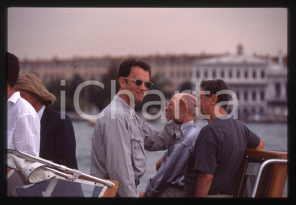 Tom HANKS - FESTIVAL CINEMA VENEZIA 1998 35 mm vintage slide 68 Diapositiva d'epoca, in formato 35 mm.CONDIZIONI: GOODE' severamente vietata la riproduzione. Tutti i diritti sono riservati.ICharta mette in vendita, sul negozio eBay e in esclusiva sul sito "icharta" il proprio archivio composto da numerose diapositive e negativi fotografici d'epoca, tutti originali e autentici, che attraversano la storia del costume italiano tra gli la fine degli anni Sessanta e Novanta.Si tratta di uno sguardo inedito sull'attualità, la politica, la vita quotidiana, il gossip e la cultura, che fotografa il cambiamento della nazione in quest'ultimo scorcio del XX secolo. Un'occasione unica per il mercato del collezionismo, che vede finalmente disponibile un archivio eccezionale per vastità, tematiche e condizioni, in un settore (il negativo fotografico e la diapositiva) di assoluta novità e dalle interessanti prospettive di investimento.  GOOD/buono   originale e autentica 1