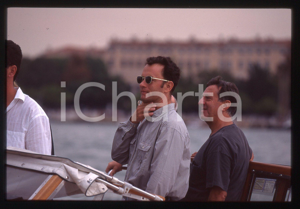 Tom HANKS - FESTIVAL CINEMA VENEZIA 1998 35 mm vintage slide 69 Diapositiva d'epoca, in formato 35 mm.CONDIZIONI: GOODE' severamente vietata la riproduzione. Tutti i diritti sono riservati.ICharta mette in vendita, sul negozio eBay e in esclusiva sul sito "icharta" il proprio archivio composto da numerose diapositive e negativi fotografici d'epoca, tutti originali e autentici, che attraversano la storia del costume italiano tra gli la fine degli anni Sessanta e Novanta.Si tratta di uno sguardo inedito sull'attualità, la politica, la vita quotidiana, il gossip e la cultura, che fotografa il cambiamento della nazione in quest'ultimo scorcio del XX secolo. Un'occasione unica per il mercato del collezionismo, che vede finalmente disponibile un archivio eccezionale per vastità, tematiche e condizioni, in un settore (il negativo fotografico e la diapositiva) di assoluta novità e dalle interessanti prospettive di investimento.  GOOD/buono   originale e autentica 1