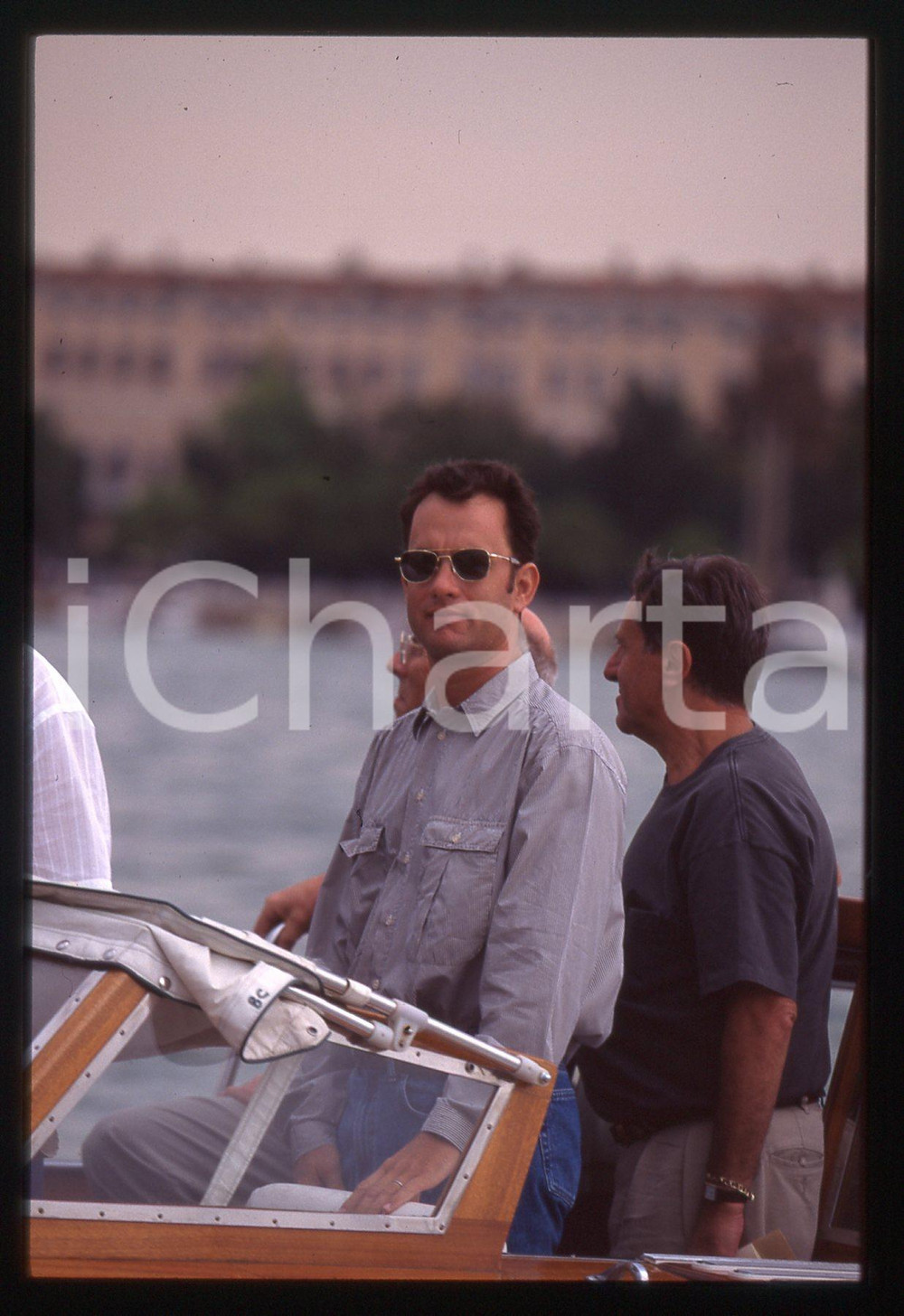 Tom HANKS - FESTIVAL CINEMA VENEZIA 1998 35 mm vintage slide 70 Diapositiva d'epoca, in formato 35 mm.CONDIZIONI: GOODE' severamente vietata la riproduzione. Tutti i diritti sono riservati.ICharta mette in vendita, sul negozio eBay e in esclusiva sul sito "icharta" il proprio archivio composto da numerose diapositive e negativi fotografici d'epoca, tutti originali e autentici, che attraversano la storia del costume italiano tra gli la fine degli anni Sessanta e Novanta.Si tratta di uno sguardo inedito sull'attualità, la politica, la vita quotidiana, il gossip e la cultura, che fotografa il cambiamento della nazione in quest'ultimo scorcio del XX secolo. Un'occasione unica per il mercato del collezionismo, che vede finalmente disponibile un archivio eccezionale per vastità, tematiche e condizioni, in un settore (il negativo fotografico e la diapositiva) di assoluta novità e dalle interessanti prospettive di investimento.  GOOD/buono   originale e autentica 1
