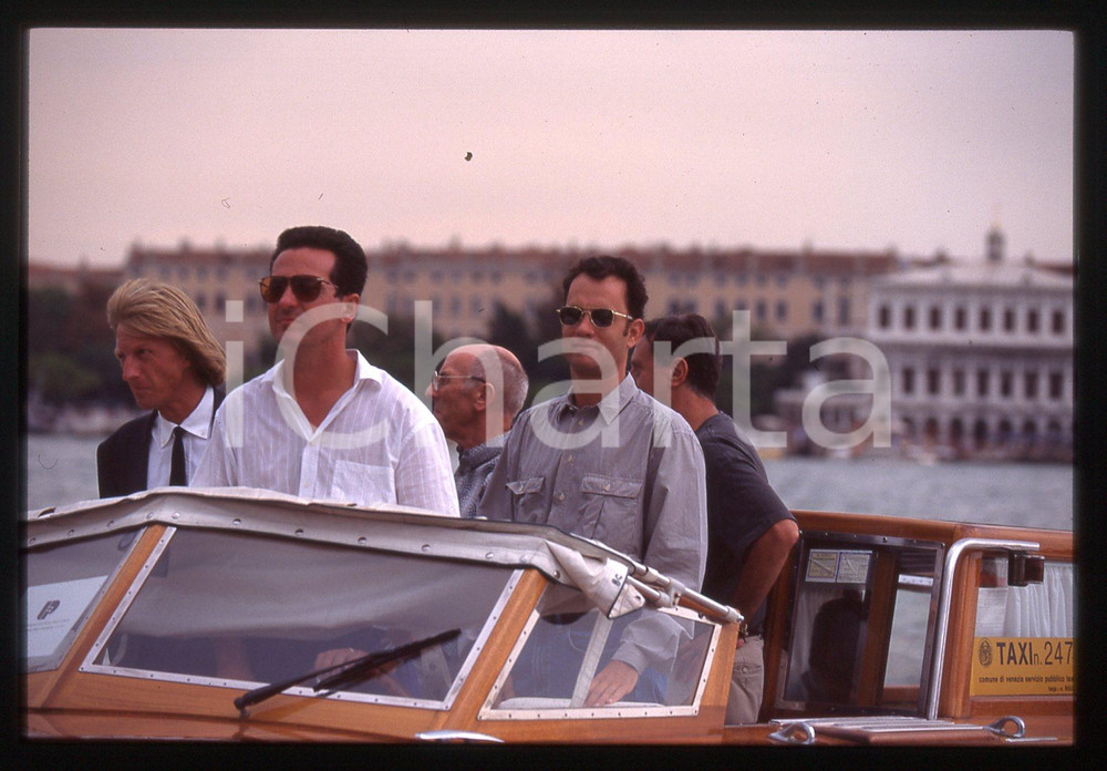 Tom HANKS - FESTIVAL CINEMA VENEZIA 1998 35 mm vintage slide 71 Diapositiva d'epoca, in formato 35 mm.CONDIZIONI: GOODE' severamente vietata la riproduzione. Tutti i diritti sono riservati.ICharta mette in vendita, sul negozio eBay e in esclusiva sul sito "icharta" il proprio archivio composto da numerose diapositive e negativi fotografici d'epoca, tutti originali e autentici, che attraversano la storia del costume italiano tra gli la fine degli anni Sessanta e Novanta.Si tratta di uno sguardo inedito sull'attualità, la politica, la vita quotidiana, il gossip e la cultura, che fotografa il cambiamento della nazione in quest'ultimo scorcio del XX secolo. Un'occasione unica per il mercato del collezionismo, che vede finalmente disponibile un archivio eccezionale per vastità, tematiche e condizioni, in un settore (il negativo fotografico e la diapositiva) di assoluta novità e dalle interessanti prospettive di investimento.  GOOD/buono   originale e autentica 1