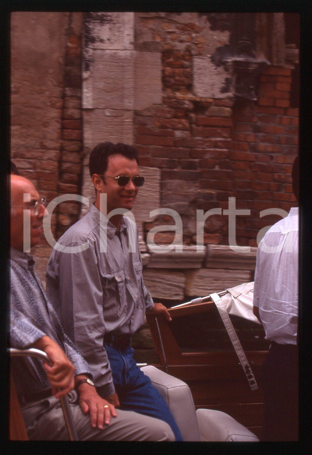 Tom HANKS - FESTIVAL CINEMA VENEZIA 1998 35 mm vintage slide 72 Diapositiva d'epoca, in formato 35 mm.CONDIZIONI: GOODE' severamente vietata la riproduzione. Tutti i diritti sono riservati.ICharta mette in vendita, sul negozio eBay e in esclusiva sul sito "icharta" il proprio archivio composto da numerose diapositive e negativi fotografici d'epoca, tutti originali e autentici, che attraversano la storia del costume italiano tra gli la fine degli anni Sessanta e Novanta.Si tratta di uno sguardo inedito sull'attualità, la politica, la vita quotidiana, il gossip e la cultura, che fotografa il cambiamento della nazione in quest'ultimo scorcio del XX secolo. Un'occasione unica per il mercato del collezionismo, che vede finalmente disponibile un archivio eccezionale per vastità, tematiche e condizioni, in un settore (il negativo fotografico e la diapositiva) di assoluta novità e dalle interessanti prospettive di investimento.  GOOD/buono   originale e autentica 1