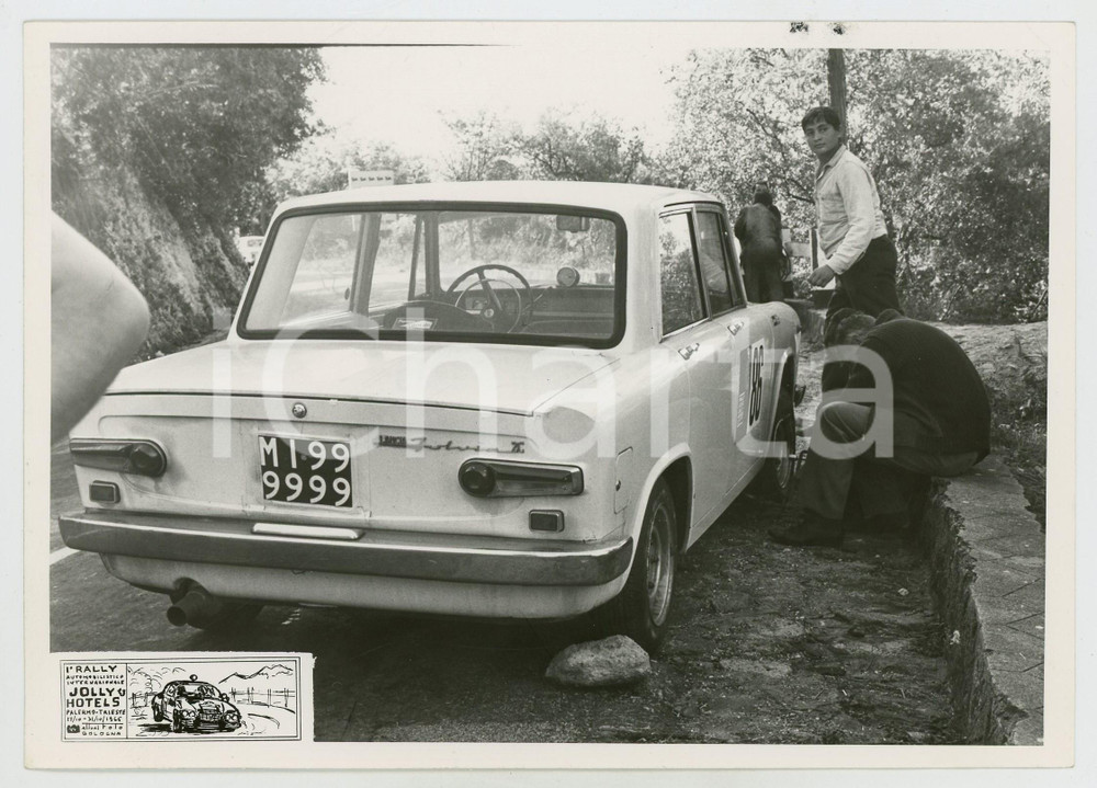 Fotografia d epoca originale 1965 PALERMO TRIESTE Rally Jolly Hotels Cambio gomma di LANCIA Fulvia JOLLY CLUB 1