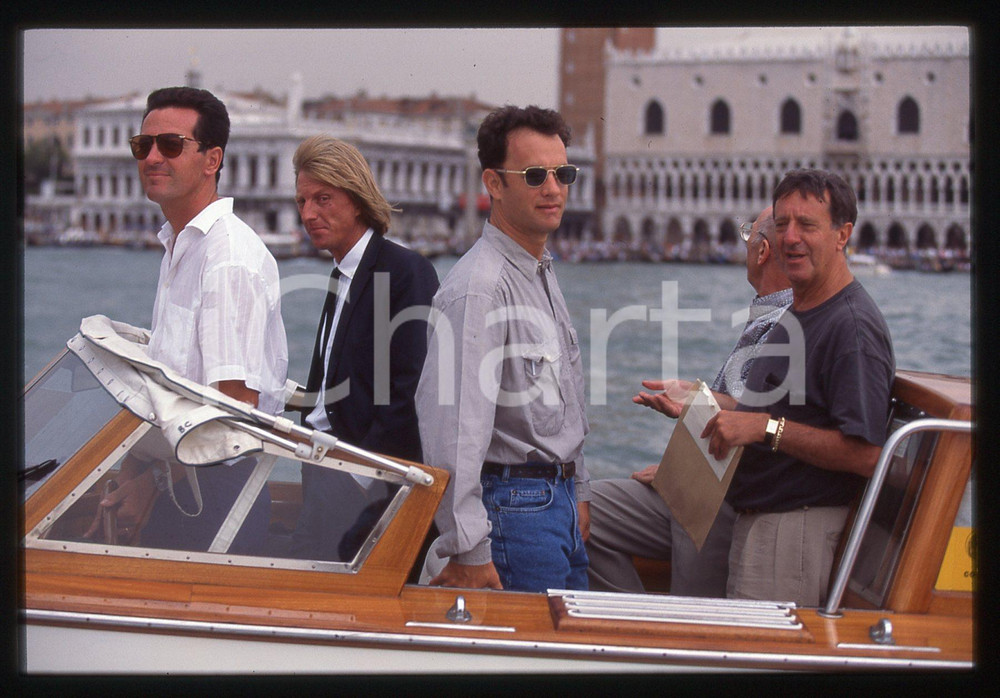 Tom HANKS - FESTIVAL CINEMA VENEZIA 1998 35 mm vintage slide 74 Diapositiva d'epoca, in formato 35 mm.CONDIZIONI: GOODE' severamente vietata la riproduzione. Tutti i diritti sono riservati.Nella diapositiva ICharta mette in vendita, sul negozio eBay e in esclusiva sul sito "icharta" il proprio archivio composto da numerose diapositive e negativi fotografici d'epoca, tutti originali e autentici, che attraversano la storia del costume italiano tra gli la fine degli anni Sessanta e Novanta.Si tratta di uno sguardo inedito sull'attualit&agrave;, la politica, la vita quotidiana, il gossip e la cultura, che fotografa il cambiamento della nazione in quest'ultimo scorcio del XX secolo. Un'occasione unica per il mercato del collezionismo, che vede finalmente disponibile un archivio eccezionale per vastit&agrave;, tematiche e condizioni, in un settore (il negativo fotografico e la diapositiva) di assoluta novit&agrave; e dalle interessanti prospettive di investimento.  GOOD/buono   originale e autentica 1