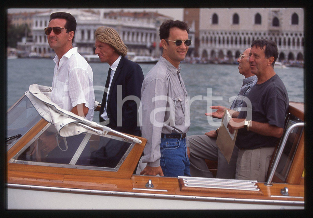 Tom HANKS - FESTIVAL CINEMA VENEZIA 1998 35 mm vintage slide 73 Diapositiva d'epoca, in formato 35 mm.CONDIZIONI: GOODE' severamente vietata la riproduzione. Tutti i diritti sono riservati.ICharta mette in vendita, sul negozio eBay e in esclusiva sul sito "icharta" il proprio archivio composto da numerose diapositive e negativi fotografici d'epoca, tutti originali e autentici, che attraversano la storia del costume italiano tra gli la fine degli anni Sessanta e Novanta.Si tratta di uno sguardo inedito sull'attualità, la politica, la vita quotidiana, il gossip e la cultura, che fotografa il cambiamento della nazione in quest'ultimo scorcio del XX secolo. Un'occasione unica per il mercato del collezionismo, che vede finalmente disponibile un archivio eccezionale per vastità, tematiche e condizioni, in un settore (il negativo fotografico e la diapositiva) di assoluta novità e dalle interessanti prospettive di investimento.  GOOD/buono   originale e autentica 1