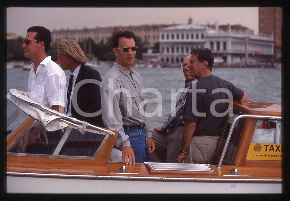 Tom HANKS - FESTIVAL CINEMA VENEZIA 1998 35 mm vintage slide 75 Diapositiva d'epoca, in formato 35 mm.CONDIZIONI: GOODE' severamente vietata la riproduzione. Tutti i diritti sono riservati.ICharta mette in vendita, sul negozio eBay e in esclusiva sul sito "icharta" il proprio archivio composto da numerose diapositive e negativi fotografici d'epoca, tutti originali e autentici, che attraversano la storia del costume italiano tra gli la fine degli anni Sessanta e Novanta.Si tratta di uno sguardo inedito sull'attualità, la politica, la vita quotidiana, il gossip e la cultura, che fotografa il cambiamento della nazione in quest'ultimo scorcio del XX secolo. Un'occasione unica per il mercato del collezionismo, che vede finalmente disponibile un archivio eccezionale per vastità, tematiche e condizioni, in un settore (il negativo fotografico e la diapositiva) di assoluta novità e dalle interessanti prospettive di investimento.  GOOD/buono   originale e autentica 1