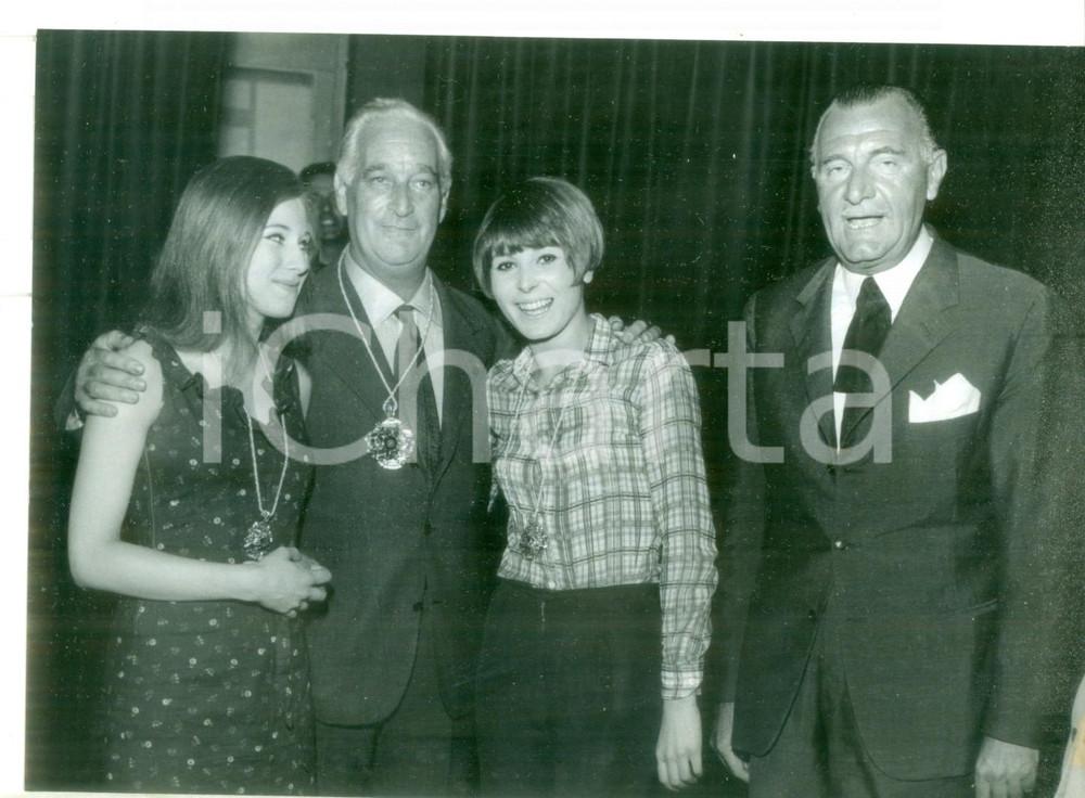 1966 MILANO ORDINE DELLO YÈ-YÈ Renato NOVELLI premia Anna BRUNO e Giuni MARCHESI Fotografia d'epoca con didascalia coeva.  CONDIZIONI: GFORMATO: 18x13 cm     originale e autentica 1