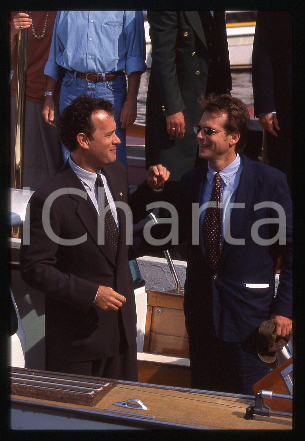 Tom HANKS e Bill PAXTON - FESTIVAL CINEMA VENEZIA 1995 35 mm vintage slide 16 Diapositiva d'epoca, in formato 35 mm.CONDIZIONI: GOODE' severamente vietata la riproduzione. Tutti i diritti sono riservati.ICharta mette in vendita, sul negozio eBay e in esclusiva sul sito "icharta" il proprio archivio composto da numerose diapositive e negativi fotografici d'epoca, tutti originali e autentici, che attraversano la storia del costume italiano tra gli la fine degli anni Sessanta e Novanta.Si tratta di uno sguardo inedito sull'attualità, la politica, la vita quotidiana, il gossip e la cultura, che fotografa il cambiamento della nazione in quest'ultimo scorcio del XX secolo. Un'occasione unica per il mercato del collezionismo, che vede finalmente disponibile un archivio eccezionale per vastità, tematiche e condizioni, in un settore (il negativo fotografico e la diapositiva) di assoluta novità e dalle interessanti prospettive di investimento.  GOOD/buono   originale e autentica 1