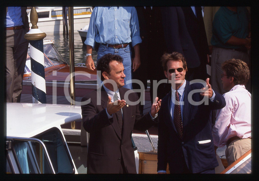 Tom HANKS e Bill PAXTON - FESTIVAL CINEMA VENEZIA 1995 35 mm vintage slide 19 Diapositiva d'epoca, in formato 35 mm.CONDIZIONI: GOODE' severamente vietata la riproduzione. Tutti i diritti sono riservati.ICharta mette in vendita, sul negozio eBay e in esclusiva sul sito "icharta" il proprio archivio composto da numerose diapositive e negativi fotografici d'epoca, tutti originali e autentici, che attraversano la storia del costume italiano tra gli la fine degli anni Sessanta e Novanta.Si tratta di uno sguardo inedito sull'attualità, la politica, la vita quotidiana, il gossip e la cultura, che fotografa il cambiamento della nazione in quest'ultimo scorcio del XX secolo. Un'occasione unica per il mercato del collezionismo, che vede finalmente disponibile un archivio eccezionale per vastità, tematiche e condizioni, in un settore (il negativo fotografico e la diapositiva) di assoluta novità e dalle interessanti prospettive di investimento.  GOOD/buono   originale e autentica 1