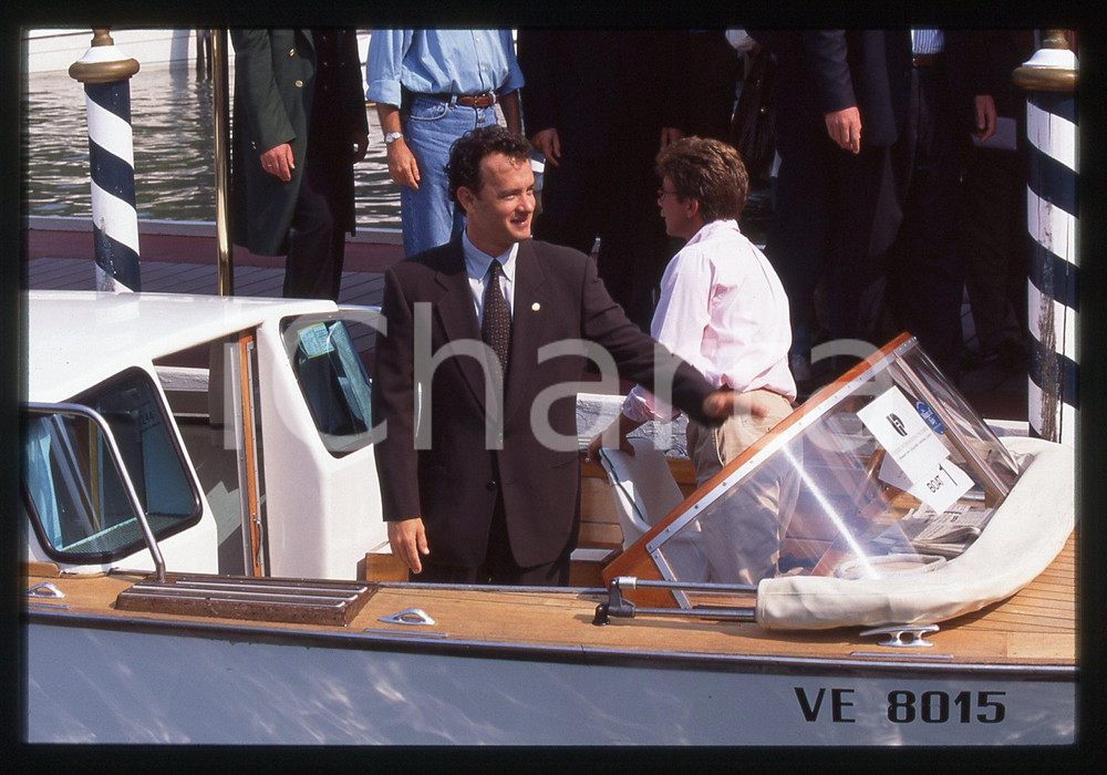 Tom HANKS - FESTIVAL CINEMA VENEZIA 1995 35 mm vintage slide 24 Diapositiva d'epoca, in formato 35 mm.CONDIZIONI: GOODE' severamente vietata la riproduzione. Tutti i diritti sono riservati.ICharta mette in vendita, sul negozio eBay e in esclusiva sul sito "icharta" il proprio archivio composto da numerose diapositive e negativi fotografici d'epoca, tutti originali e autentici, che attraversano la storia del costume italiano tra gli la fine degli anni Sessanta e Novanta.Si tratta di uno sguardo inedito sull'attualità, la politica, la vita quotidiana, il gossip e la cultura, che fotografa il cambiamento della nazione in quest'ultimo scorcio del XX secolo. Un'occasione unica per il mercato del collezionismo, che vede finalmente disponibile un archivio eccezionale per vastità, tematiche e condizioni, in un settore (il negativo fotografico e la diapositiva) di assoluta novità e dalle interessanti prospettive di investimento.  GOOD/buono   originale e autentica 1