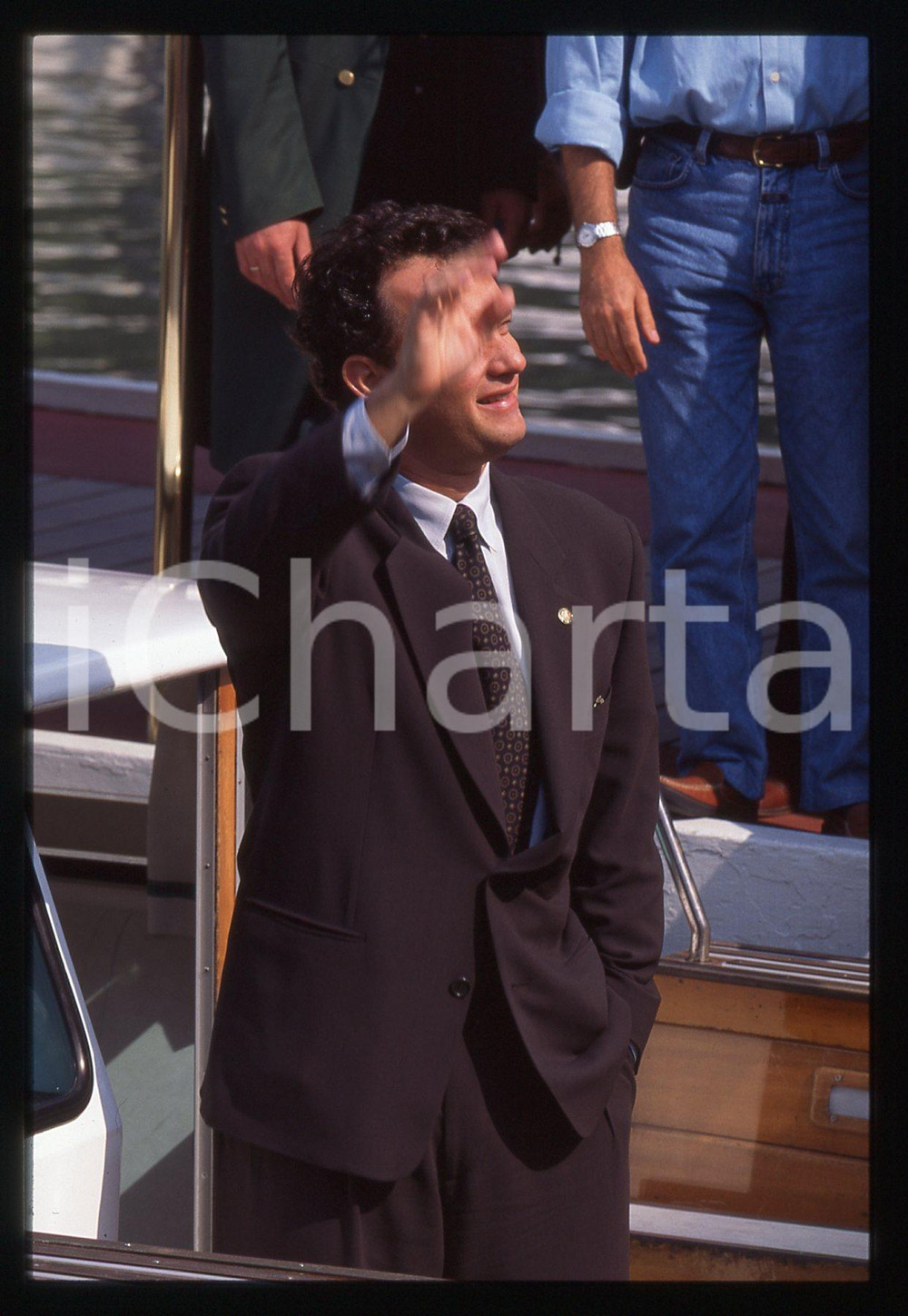 Tom HANKS - FESTIVAL CINEMA VENEZIA 1995 35 mm vintage slide 25 Diapositiva d'epoca, in formato 35 mm.CONDIZIONI: GOODE' severamente vietata la riproduzione. Tutti i diritti sono riservati.ICharta mette in vendita, sul negozio eBay e in esclusiva sul sito "icharta" il proprio archivio composto da numerose diapositive e negativi fotografici d'epoca, tutti originali e autentici, che attraversano la storia del costume italiano tra gli la fine degli anni Sessanta e Novanta.Si tratta di uno sguardo inedito sull'attualità, la politica, la vita quotidiana, il gossip e la cultura, che fotografa il cambiamento della nazione in quest'ultimo scorcio del XX secolo. Un'occasione unica per il mercato del collezionismo, che vede finalmente disponibile un archivio eccezionale per vastità, tematiche e condizioni, in un settore (il negativo fotografico e la diapositiva) di assoluta novità e dalle interessanti prospettive di investimento.  GOOD/buono   originale e autentica 1