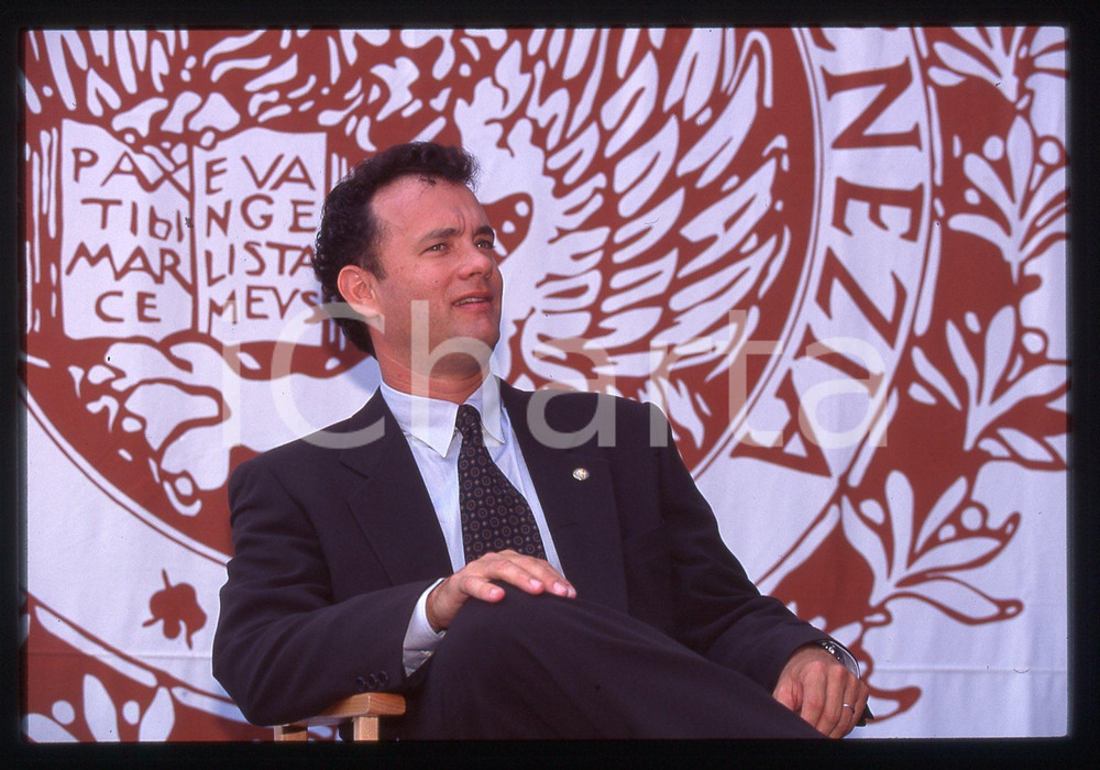 Tom HANKS - FESTIVAL CINEMA VENEZIA 1995 35 mm vintage slide 27 Diapositiva d'epoca, in formato 35 mm.CONDIZIONI: GOODE' severamente vietata la riproduzione. Tutti i diritti sono riservati.ICharta mette in vendita, sul negozio eBay e in esclusiva sul sito "icharta" il proprio archivio composto da numerose diapositive e negativi fotografici d'epoca, tutti originali e autentici, che attraversano la storia del costume italiano tra gli la fine degli anni Sessanta e Novanta.Si tratta di uno sguardo inedito sull'attualità, la politica, la vita quotidiana, il gossip e la cultura, che fotografa il cambiamento della nazione in quest'ultimo scorcio del XX secolo. Un'occasione unica per il mercato del collezionismo, che vede finalmente disponibile un archivio eccezionale per vastità, tematiche e condizioni, in un settore (il negativo fotografico e la diapositiva) di assoluta novità e dalle interessanti prospettive di investimento.  GOOD/buono   originale e autentica 1