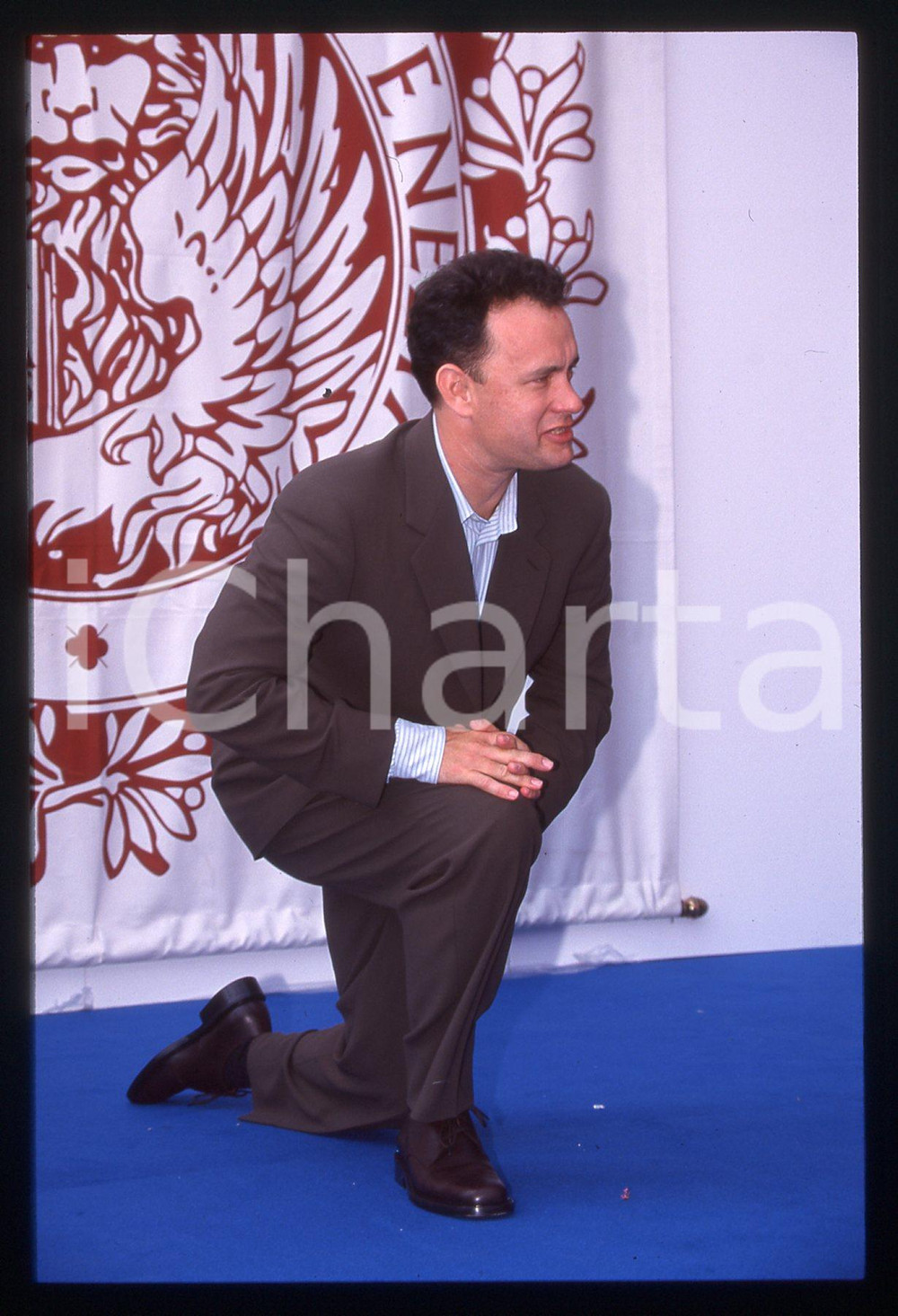 Tom HANKS - FESTIVAL CINEMA VENEZIA 1995 35 mm vintage slide 29 Diapositiva d'epoca, in formato 35 mm.CONDIZIONI: GOODE' severamente vietata la riproduzione. Tutti i diritti sono riservati.ICharta mette in vendita, sul negozio eBay e in esclusiva sul sito "icharta" il proprio archivio composto da numerose diapositive e negativi fotografici d'epoca, tutti originali e autentici, che attraversano la storia del costume italiano tra gli la fine degli anni Sessanta e Novanta.Si tratta di uno sguardo inedito sull'attualità, la politica, la vita quotidiana, il gossip e la cultura, che fotografa il cambiamento della nazione in quest'ultimo scorcio del XX secolo. Un'occasione unica per il mercato del collezionismo, che vede finalmente disponibile un archivio eccezionale per vastità, tematiche e condizioni, in un settore (il negativo fotografico e la diapositiva) di assoluta novità e dalle interessanti prospettive di investimento.  GOOD/buono   originale e autentica 1