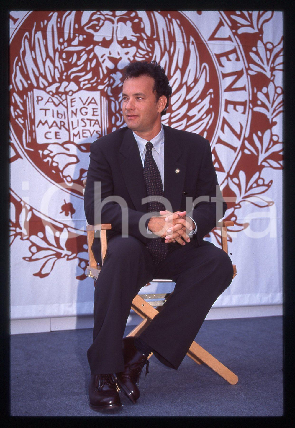 Tom HANKS - FESTIVAL CINEMA VENEZIA 1995 35 mm vintage slide 30 Diapositiva d'epoca, in formato 35 mm.CONDIZIONI: GOODE' severamente vietata la riproduzione. Tutti i diritti sono riservati.ICharta mette in vendita, sul negozio eBay e in esclusiva sul sito "icharta" il proprio archivio composto da numerose diapositive e negativi fotografici d'epoca, tutti originali e autentici, che attraversano la storia del costume italiano tra gli la fine degli anni Sessanta e Novanta.Si tratta di uno sguardo inedito sull'attualità, la politica, la vita quotidiana, il gossip e la cultura, che fotografa il cambiamento della nazione in quest'ultimo scorcio del XX secolo. Un'occasione unica per il mercato del collezionismo, che vede finalmente disponibile un archivio eccezionale per vastità, tematiche e condizioni, in un settore (il negativo fotografico e la diapositiva) di assoluta novità e dalle interessanti prospettive di investimento.  GOOD/buono   originale e autentica 1