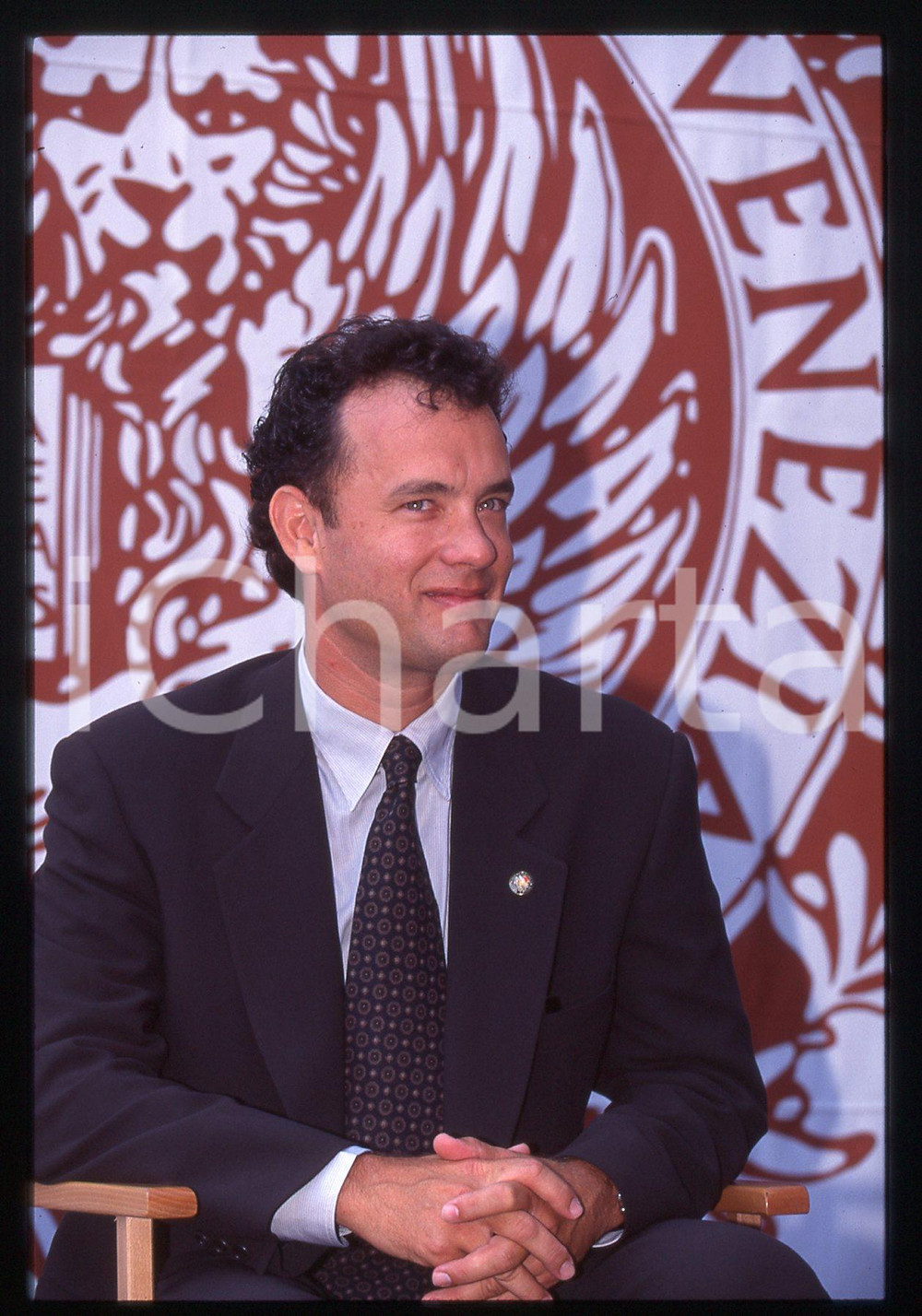 Tom HANKS - FESTIVAL CINEMA VENEZIA 1995 35 mm vintage slide 31 Diapositiva d'epoca, in formato 35 mm.CONDIZIONI: GOODE' severamente vietata la riproduzione. Tutti i diritti sono riservati.ICharta mette in vendita, sul negozio eBay e in esclusiva sul sito "icharta" il proprio archivio composto da numerose diapositive e negativi fotografici d'epoca, tutti originali e autentici, che attraversano la storia del costume italiano tra gli la fine degli anni Sessanta e Novanta.Si tratta di uno sguardo inedito sull'attualità, la politica, la vita quotidiana, il gossip e la cultura, che fotografa il cambiamento della nazione in quest'ultimo scorcio del XX secolo. Un'occasione unica per il mercato del collezionismo, che vede finalmente disponibile un archivio eccezionale per vastità, tematiche e condizioni, in un settore (il negativo fotografico e la diapositiva) di assoluta novità e dalle interessanti prospettive di investimento.  GOOD/buono   originale e autentica 1